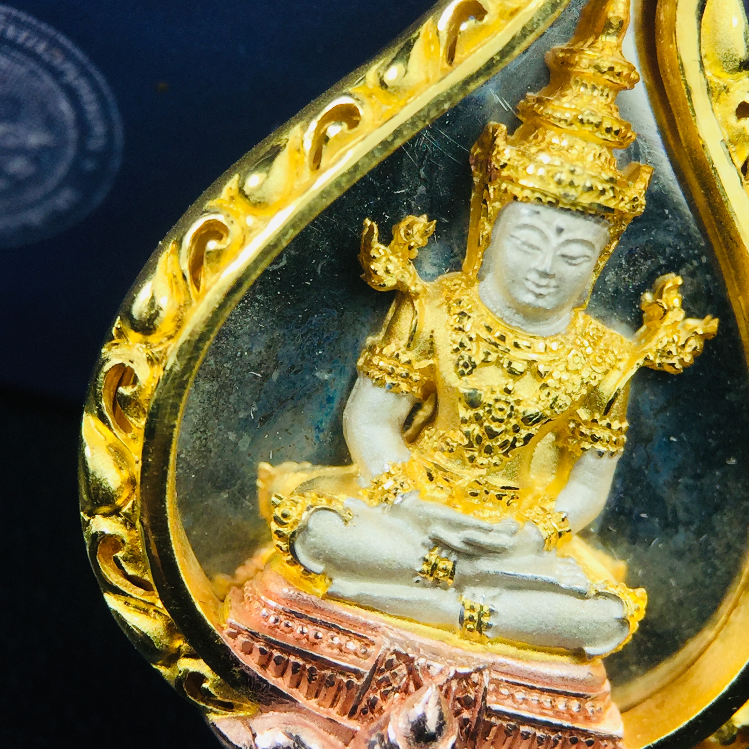พระแก้วมรกต ภปร. ปี2547 จัดสร้างโดย รพ.ภูมิพลฯ เนื้อเงิน (3 กษัตริย์)เหรียญทรงดอกบัว งดงามทรงคุณค่าอีกหนึ่งรุ่นยอดนิยม หายาก(1ใน3000องค์)