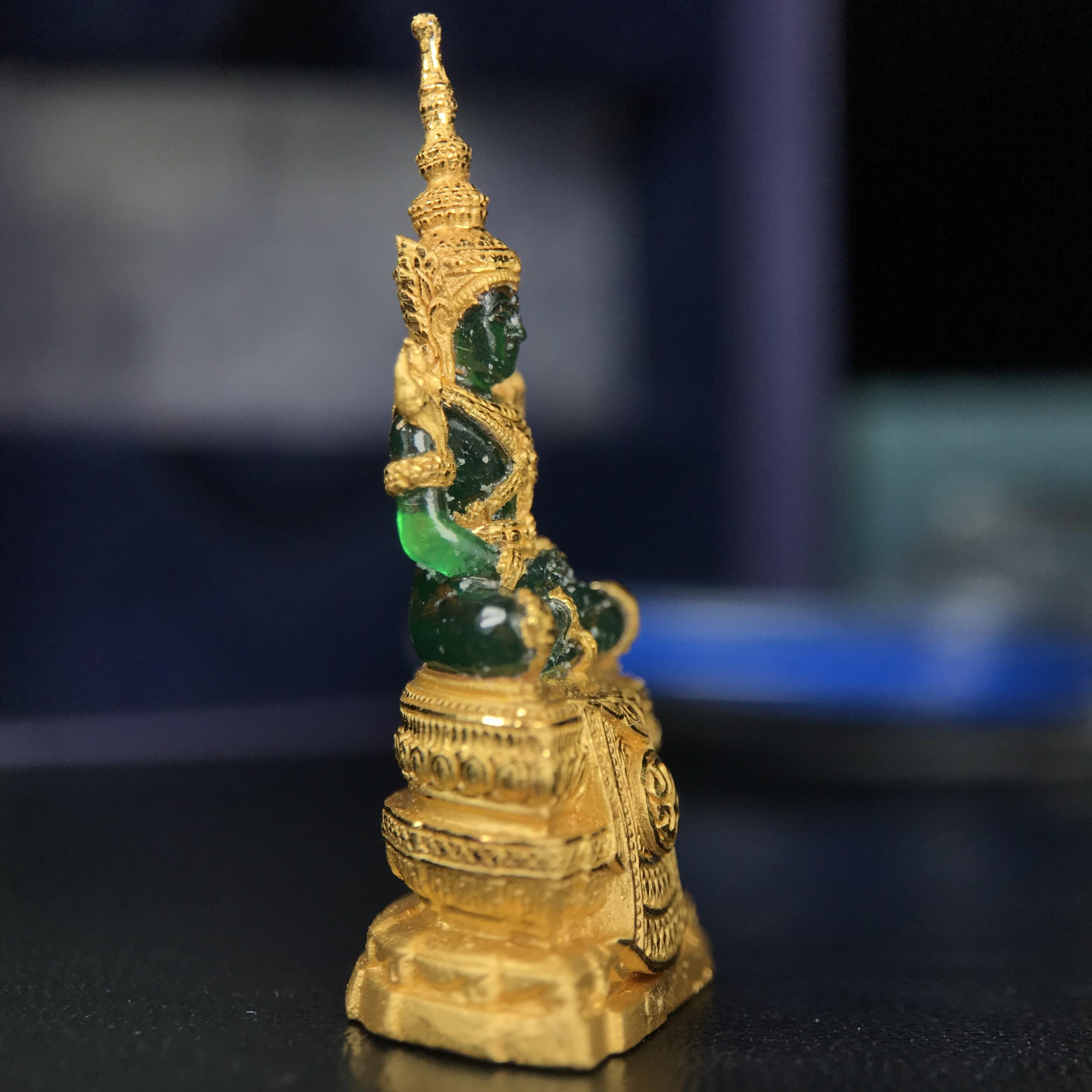 พระแก้วมรกต ภปร. จัดสร้างโดย รพ.ภูมิพลฯ ปี2547 ลอยองค์ขนาดหน้าตัก 1/2 นิ้ว เนื้อเรซิ่นหุ้มทองคำ99.99 งดงามทรงคุณค่าอีกหนึ่งรุ่นยอดนิยม หายาก