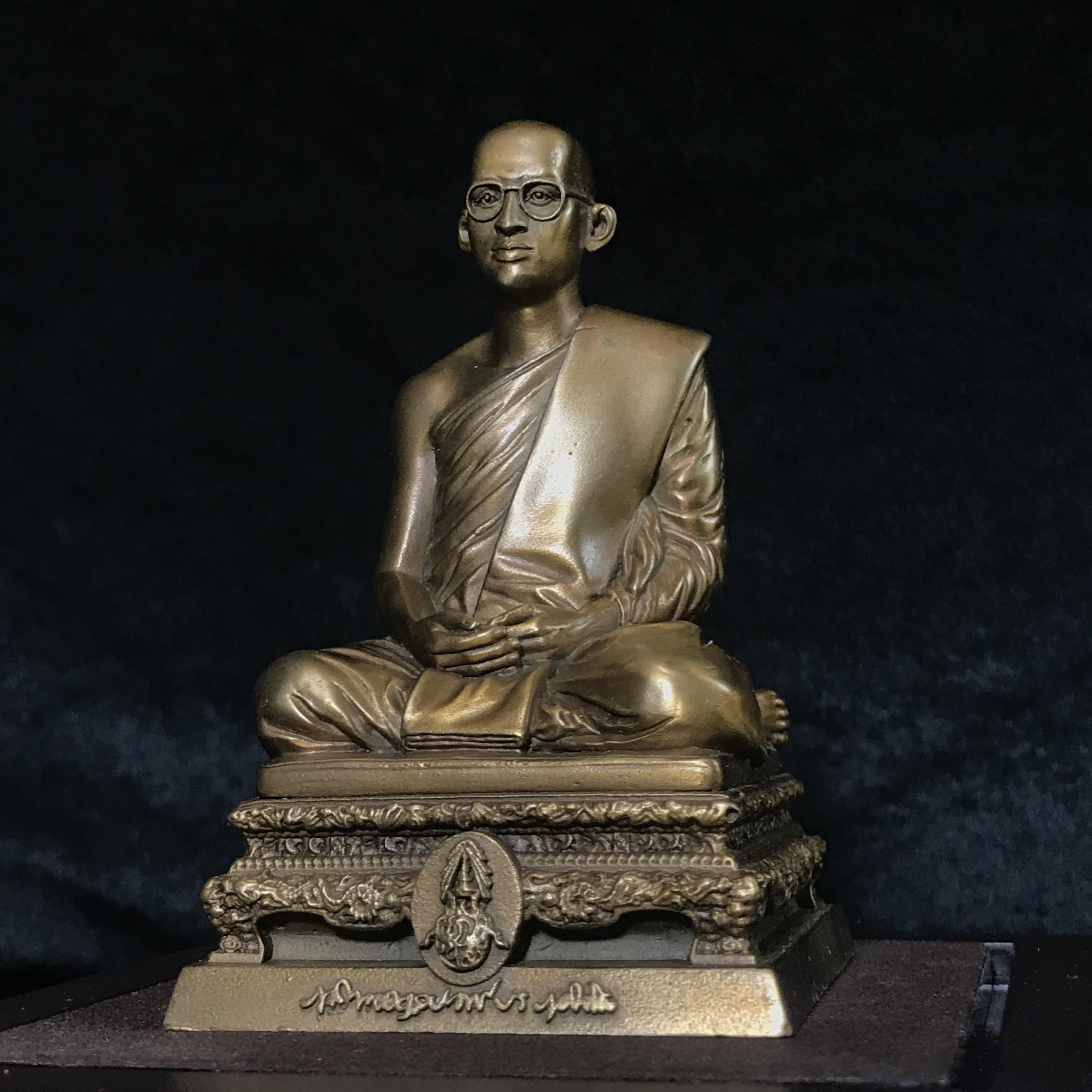 พระบรมรูปพระบาทสมเด็จพระเจ้าอยู่หัวรัชกาลที่9 ทรงผนวช(หน้าตัก2นิ้ว) เนื่องในโอกาสมหามงคลเฉลิมพระชนมพรรษา 7 รอบ 84 พรรษา 5 ธันวาคม 2554 (ใต้ฐานบรรจุผงจิตรลดามหามงคล และเส้นพระเจ้า ร.9)(คัดสภาพสวย แบบนิยม พร้อมครอบเดิม)(หายาก)
