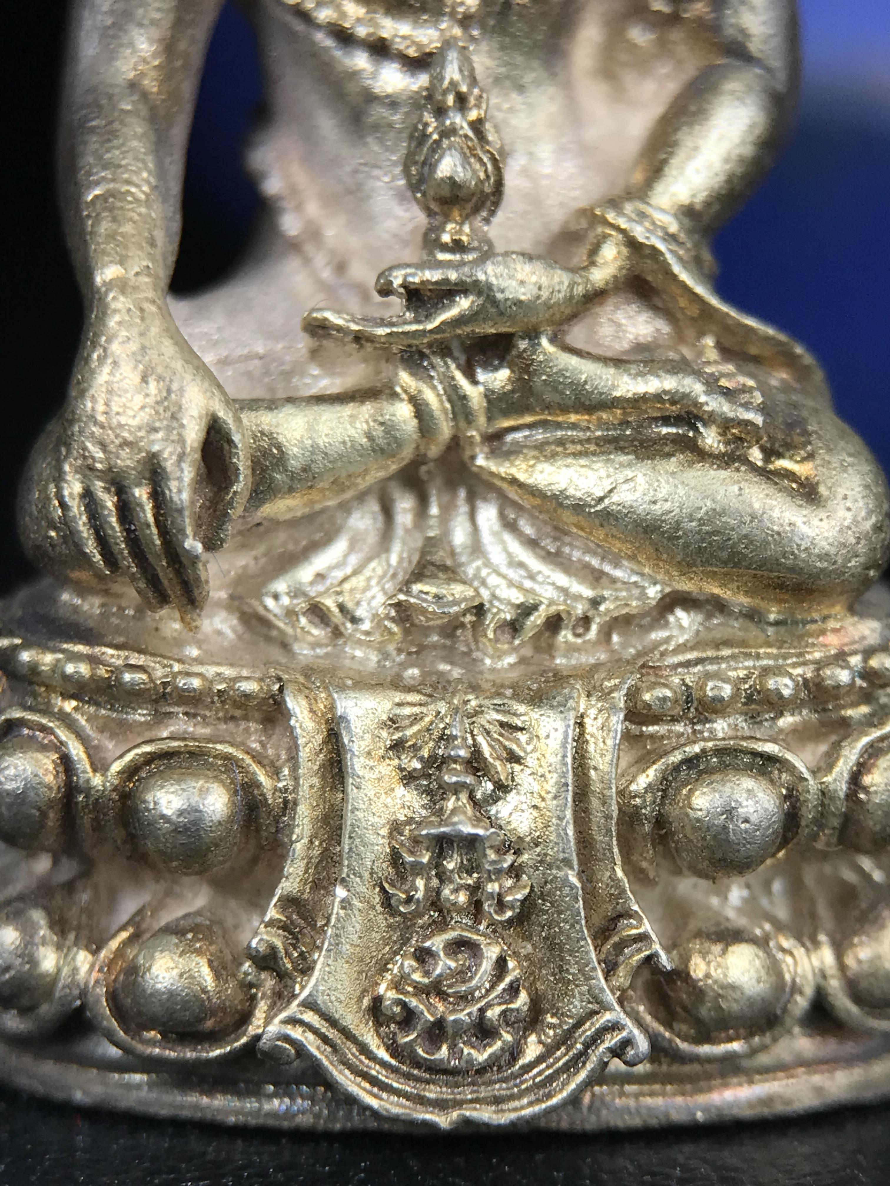 พระกริ่งศิรากาศ ภปร.(พระกริ่งคุ้มเกล้า)วัตถุมงคล"คุ้มเกล้าฯ" มูลนิธิ “คุ้มเกล้า” ในพระบรมราชูปถัมภ์ จัดสร้าง โรงพยาบาลภูมิพล เนื้อเงิน(พิมพ์หน้าไทย)(สภาพผิวเดิมขึ้นน้ำทองเก่าเก็บอย่างดีพร้อมกล่องบรรจุสวยมากมาก!)(ในหลวงรัชกาลที่9เสด็จเททอง)(พิธีใ