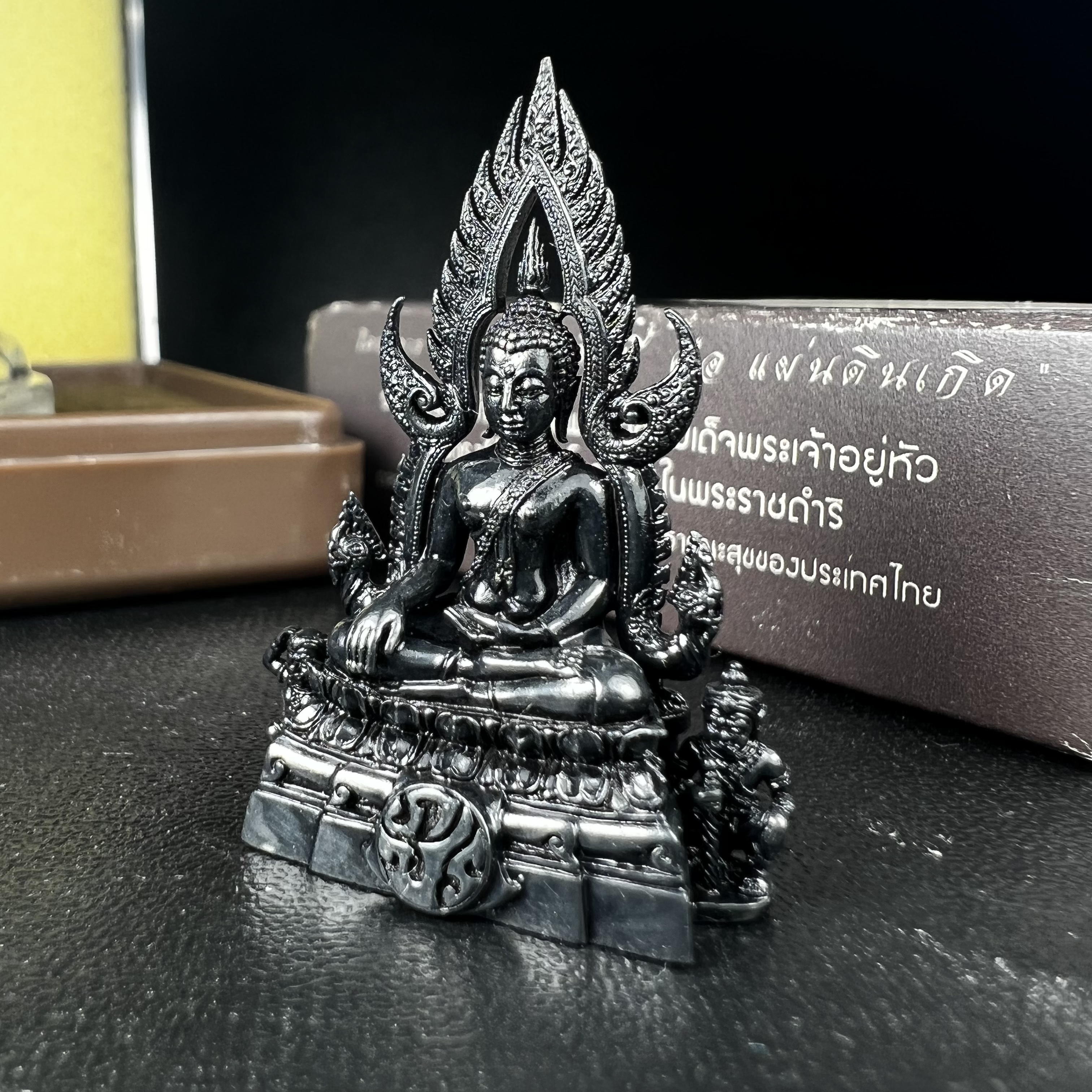 พระพุทธชินราช ภปร. โครงการ "เพราะแผ่นดินนี้ คือ แผ่นดินเกิด" ปี2548(รุ่นแรก) ลอยองค์ หน้าตัก 1/2 นิ้ว เนื้อเงินรมดำ(พุทธศิลป์จำลองเมื่อครั้งลอกทอง ครั้งที่3 เมื่อปี2547 ร้อยปีจะมีสักครั้ง "พระพุทธชินราชองค์ดำ")