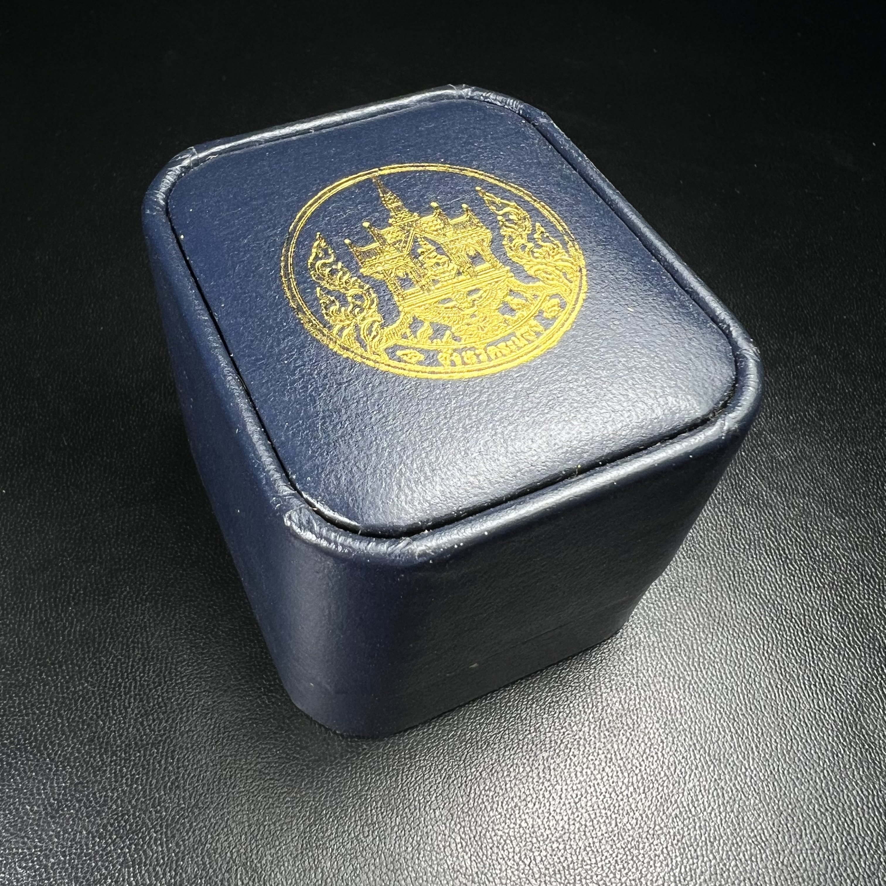 รูปหล่อลอยองค์พระโพธิสัตว์กวนอิม ทรงประทับมังกร จ.ระนอง ปี 2539 เนื้อเงิน พิมพ์ใหญ่(ผิวรุ้งไฟ)(สภาพผิวเดิมขึ้นสีรุ้งธรรมชาติสวยแบบนิยม)(เสน่ห์พระเนื้อเงินสีสันที่ธรรมชาติสรรค์สร้าง)เฉลิมฉลองในวโรกาสที่พระบาทสมเด็จพระเจ้าอยู่หัวทรงครองสิริราชสมบัติครบ50ปี