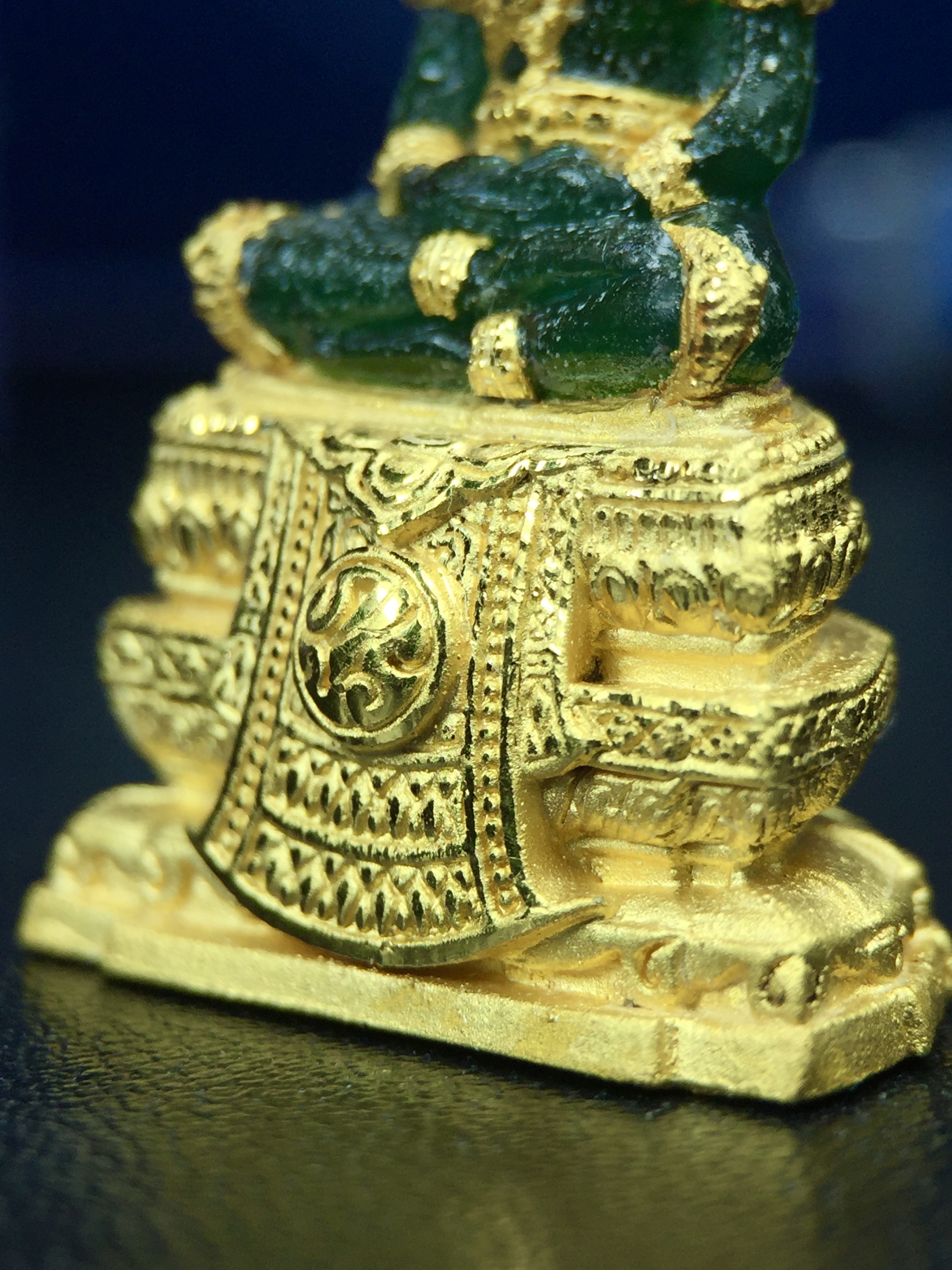 พระแก้วมรกต ภปร. จัดสร้างโดย รพ.ภูมิพลฯ ปี2547 ลอยองค์ขนาดหน้าตัก 1/2 นิ้ว เนื้อเรซิ่นหุ้มทองคำ99.99 งดงามทรงคุณค่าอีกหนึ่งรุ่นยอดนิยม หายาก