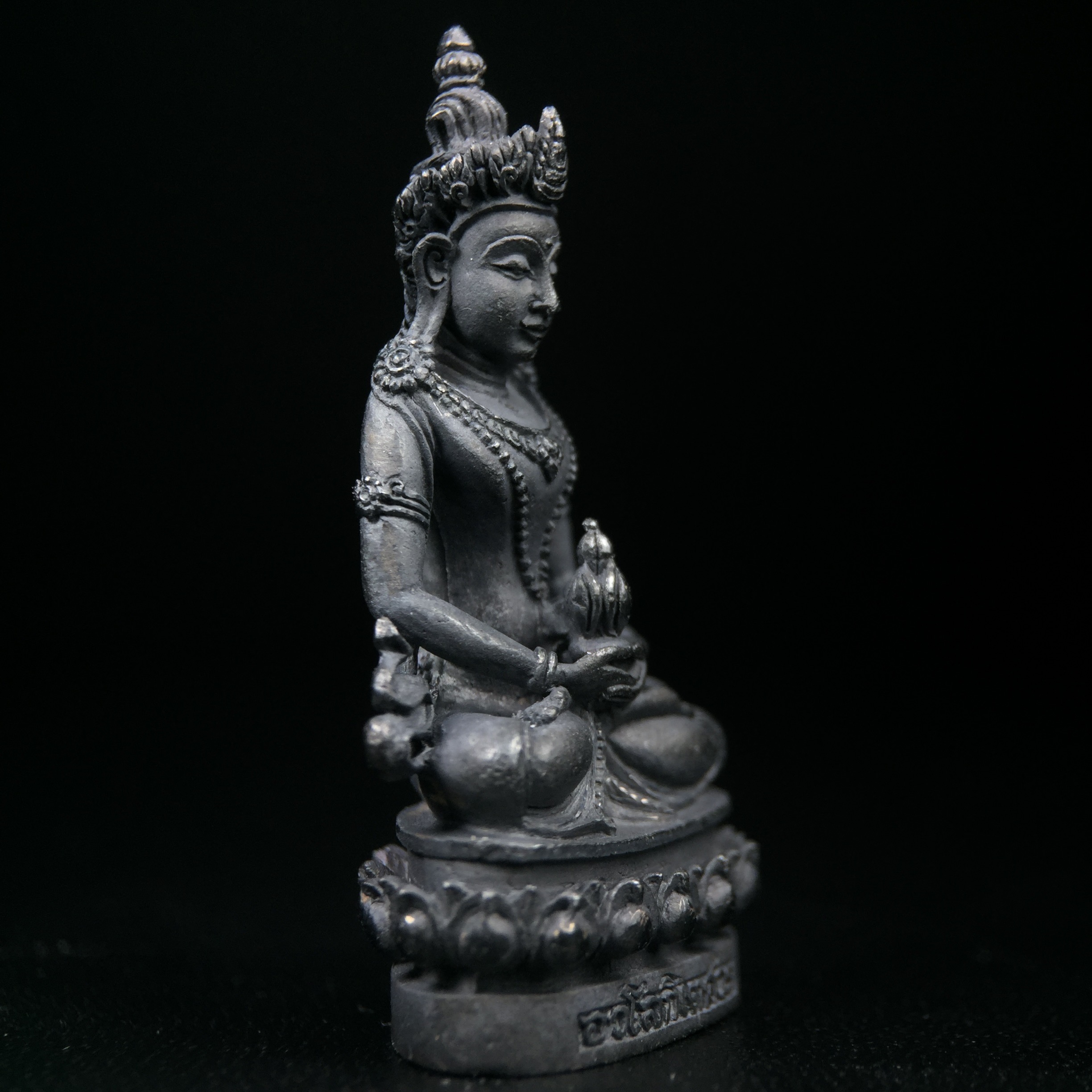 พระกริ่งอวโลกิเตศวร ( เจ้าแม่กวนอิม ) วัดโพธิ์แมนคุณาราม เนื้อเงิน พ่นทราย(ผิวเดิม กลับดำสนิทเข้มขลัง เสน่ห์ของพระเนื้อเงิน) รุ่นอุดมโภคทรัพย์ พ.ศ.2539(อีกหนึ่งรุ่นยอดนิยม พุทธศิลป์สวยงดงาม)