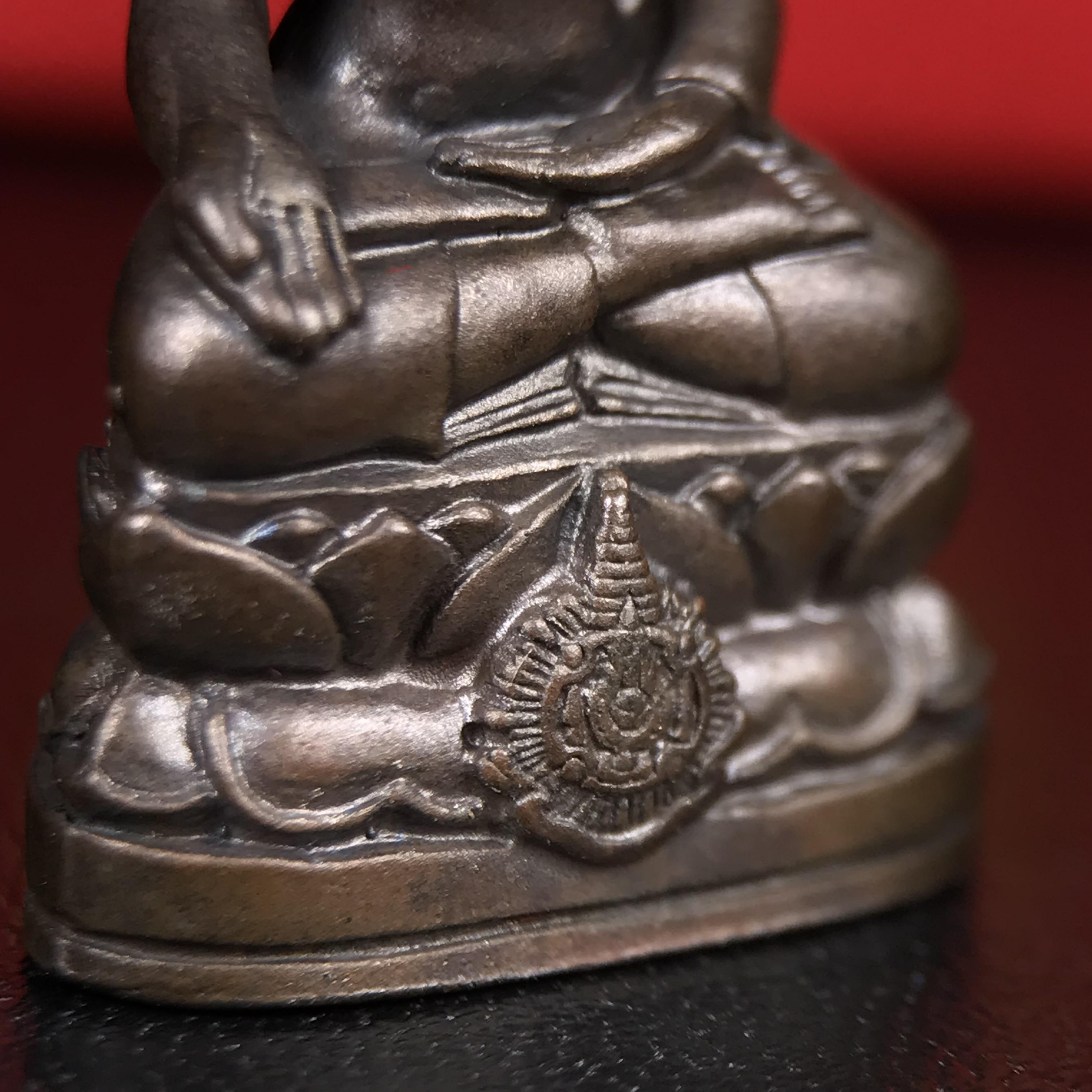 พระกริ่งไพรีพินาศ บรรจุเหล็กไหล ครั้งแรกและครั้งเดียวในประวัติศาสตร์ เฉลิมพระเกียรติ พระบาทสมเด็จพระเจ้าอยู่หัวรัชกาลที่9 พระชนมพรรษา 6 รอบ ปี2542 เนื้อนวโลหะผสมทองคำ(บรรจุเหล็กไหล)ดีนอก-ดีใน พิธีใหญ่ มวลสารเด่น (หายาก)