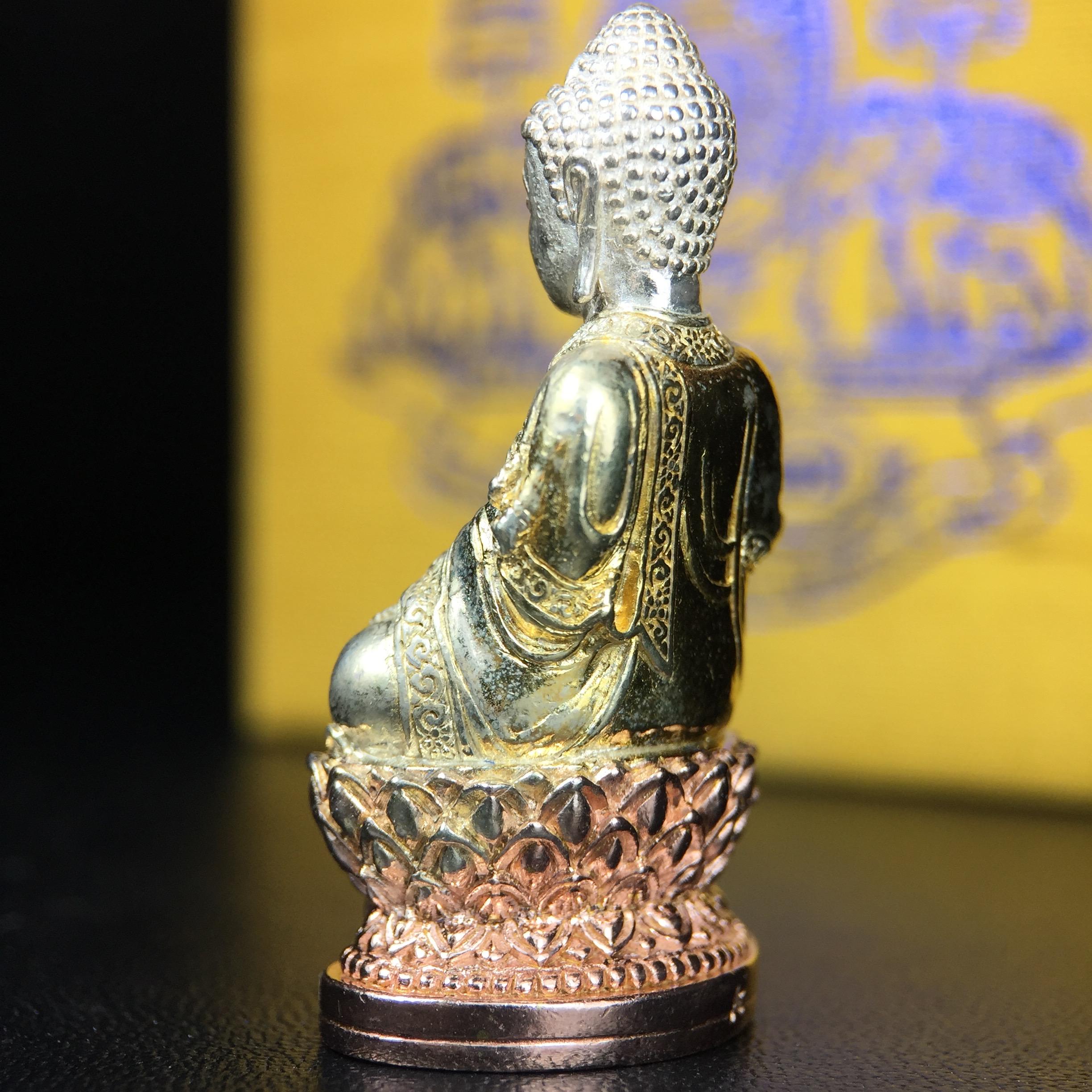 พระกริ่งจีน "ต้าเยิ่นถะ" รุ่น กาญจนาภิเษก ครองราชย์ 50 ปี วัดบวรนิเวศวิหาร ปี2538 เนื้อเงินสามกษัตริย์ สูง 3.8 ซม. (คัดสภาพสวยเดิม พิธีใหญ่ พุทธศิลป์งดงาม)