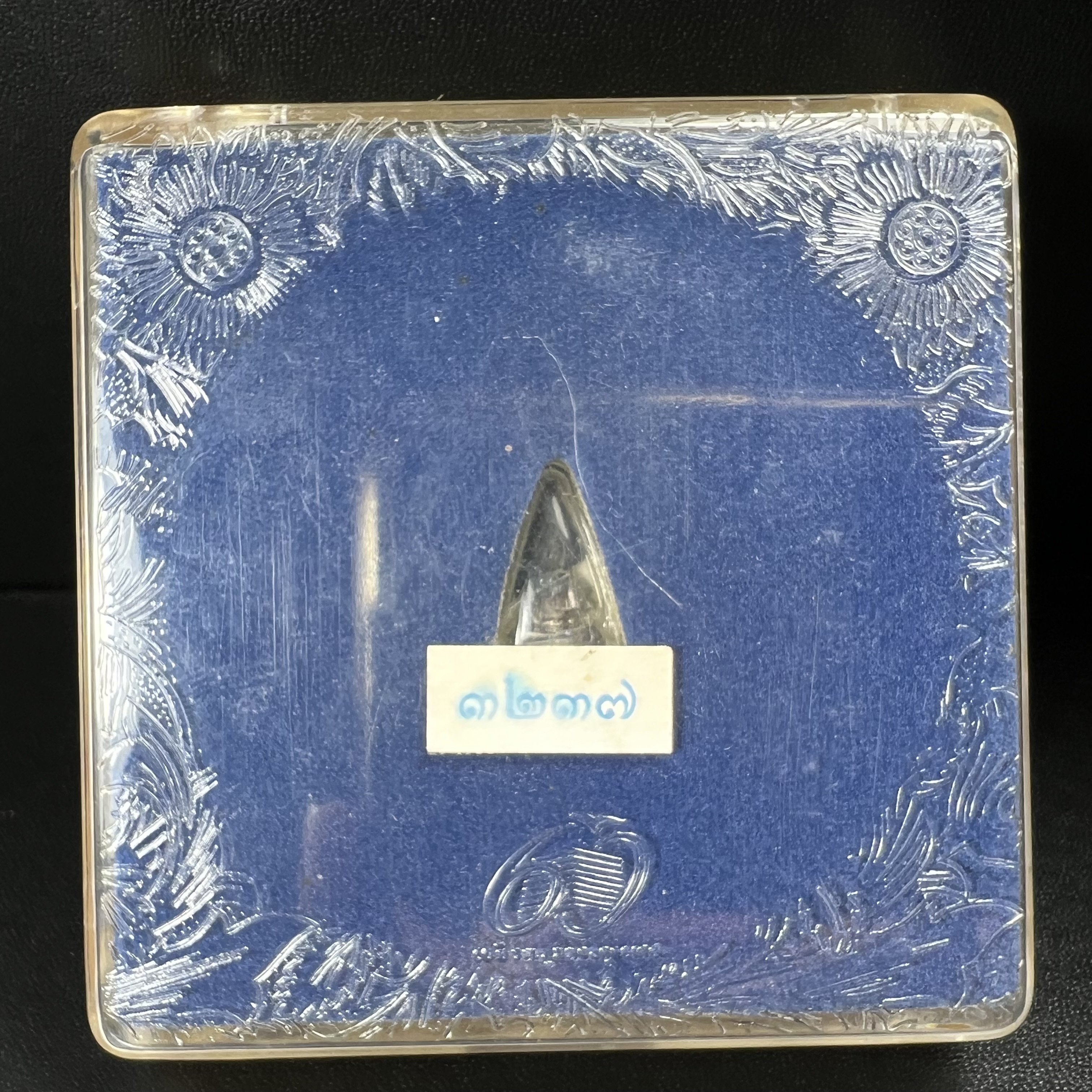 พระพุทธโสธร คุ้มเกล้าฯ ภปร.(ใต้ร่มพระบารมี คุ้มเกล้า) 60ปี รพ.ภูมิพลฯ พ.ศ.2552 เนื้อเงิน ชุบทองคำขาว(พิมพ์เล็กขนาด 11.5*10.5 มม.)เนื้อเงินผิวเดิมกลับดำขึ้นสีรุ้งเข้มขลังงดงามธรรมชาติสร้างสรรค์ สภาพสวยเดิมพร้อมกล่องบรรจุเดิม ตอกโค๊ดหมายเลขกำกับ