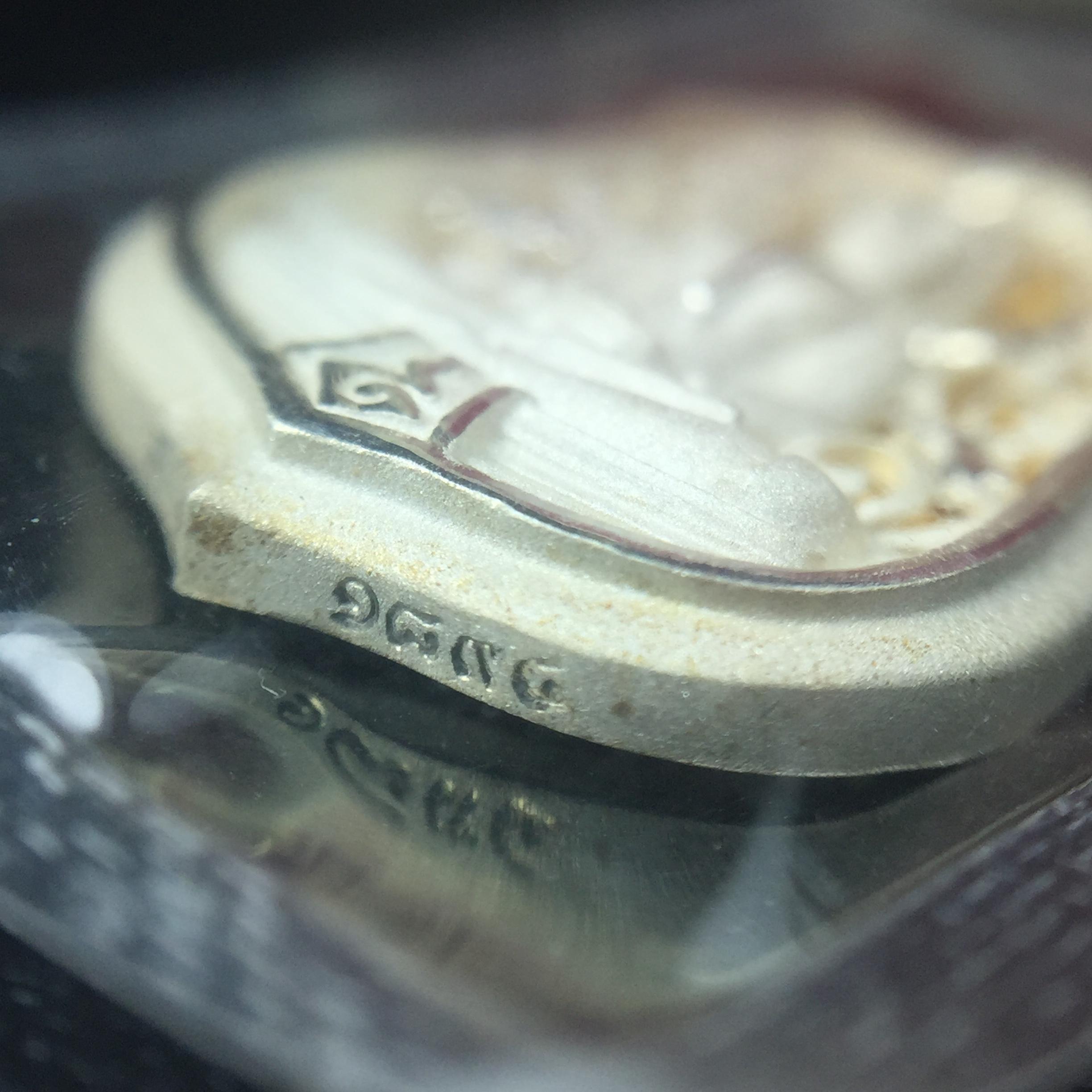 เหรียญหล่อฉลุลายพระพุทธโสธรทรงอาร์มลายกนก เนื้อเงินบริสุทธิ์พ่นทรายนวลขัดเงา(แผ่นกลางทองคำ) พิมพ์เล็ก สูง 2.1 ซม. รุ่น "ทูลเกล้ามหามงคล" ปี 2544(สภาพคัดสวยซีนซองเดิมกล่องบรรจุเดิมครบสมบูรณ์)