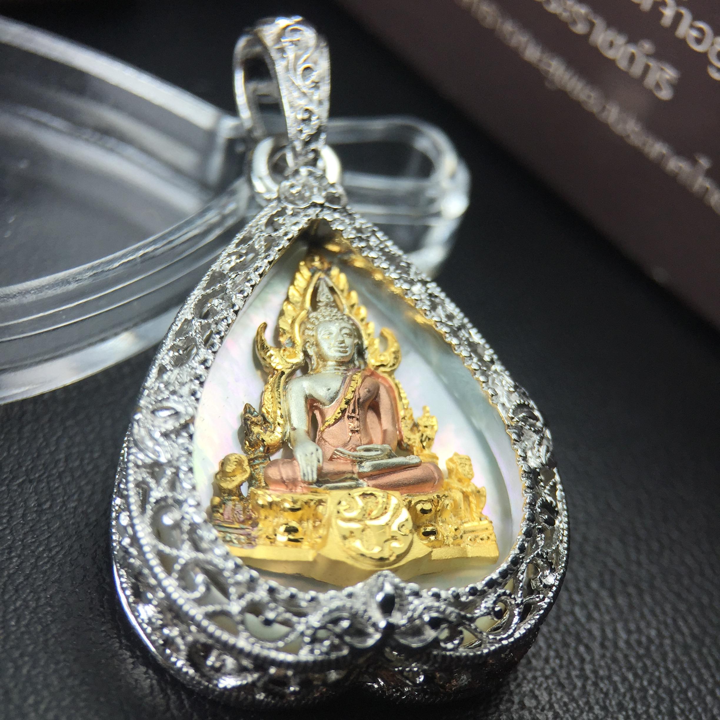 พระพุทธชินราช ภปร. โครงการ "เพราะแผ่นดินนี้ คือ แผ่นดินเกิด" ปี2548(รุ่นแรก) เหรียญทรงใบโพธิ์ ขนาด 21 x 29 มม. เนื้อเงินสามกษัตริย์ องค์พระชุบสามกษัตริย์ ล้อมด้วยกรอบเงินชุบทองคำขาวสลักเสลาเป็นลวดลายละเอียดอ่อน ส่วนพื้นองค์พระเป็นเปลือกหอยมุข