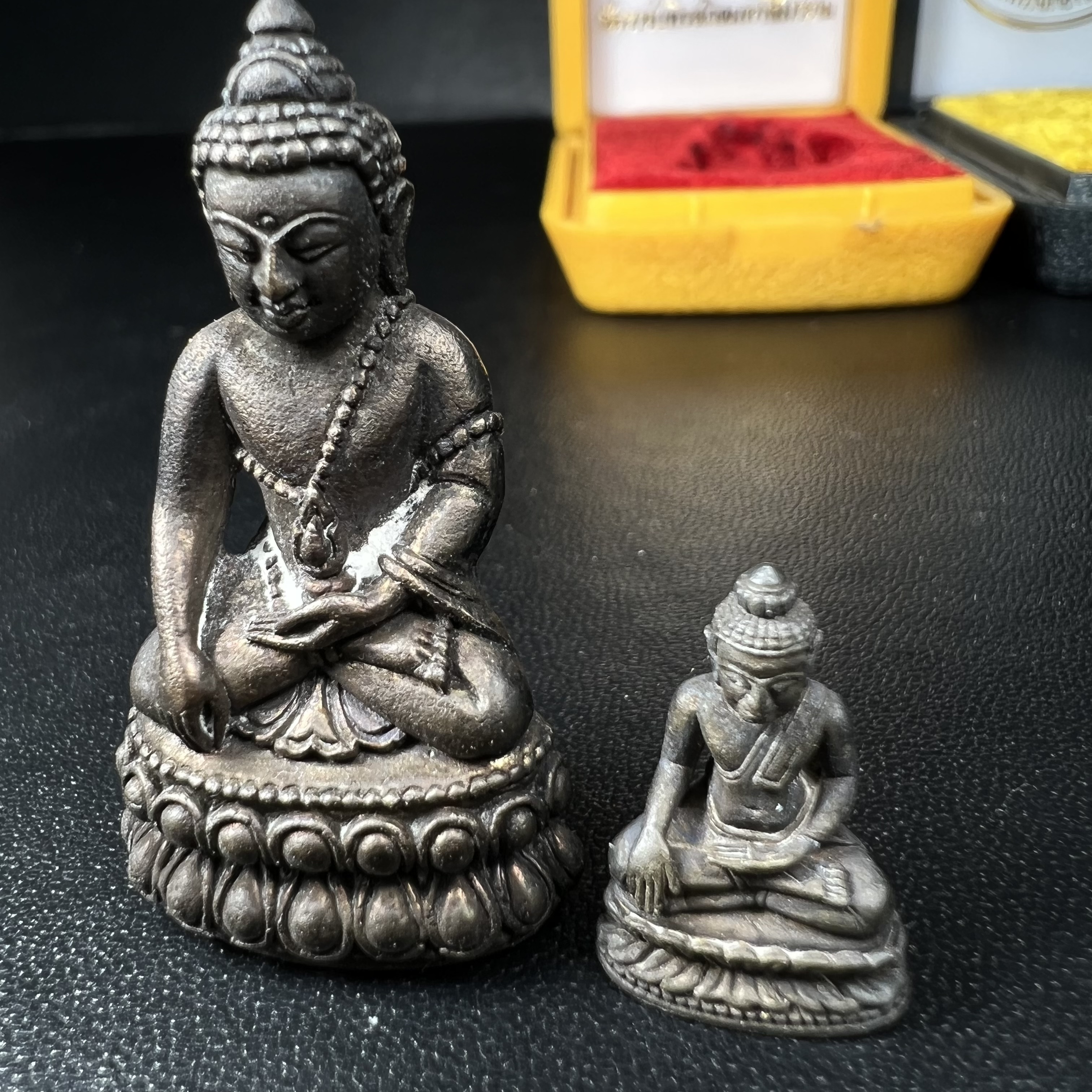 พระกริ่ง-พระชัยวัฒน์ ฉลองพระชนมายุครบ 7 รอบ 84 พรรษา สมเด็จพระสังฆราช(วาสน์) วัดราชบพิธฯ พ.ศ.2525 เนื้อนวโลหะ สภาพสวยมากกล่องบรรจุเดิมครบชุดสมบูรณ์(งานแกะแม่พิมพ์โดย นายช่างเกษม มงคลเจริญ)(1 ใน 1885 องค์)