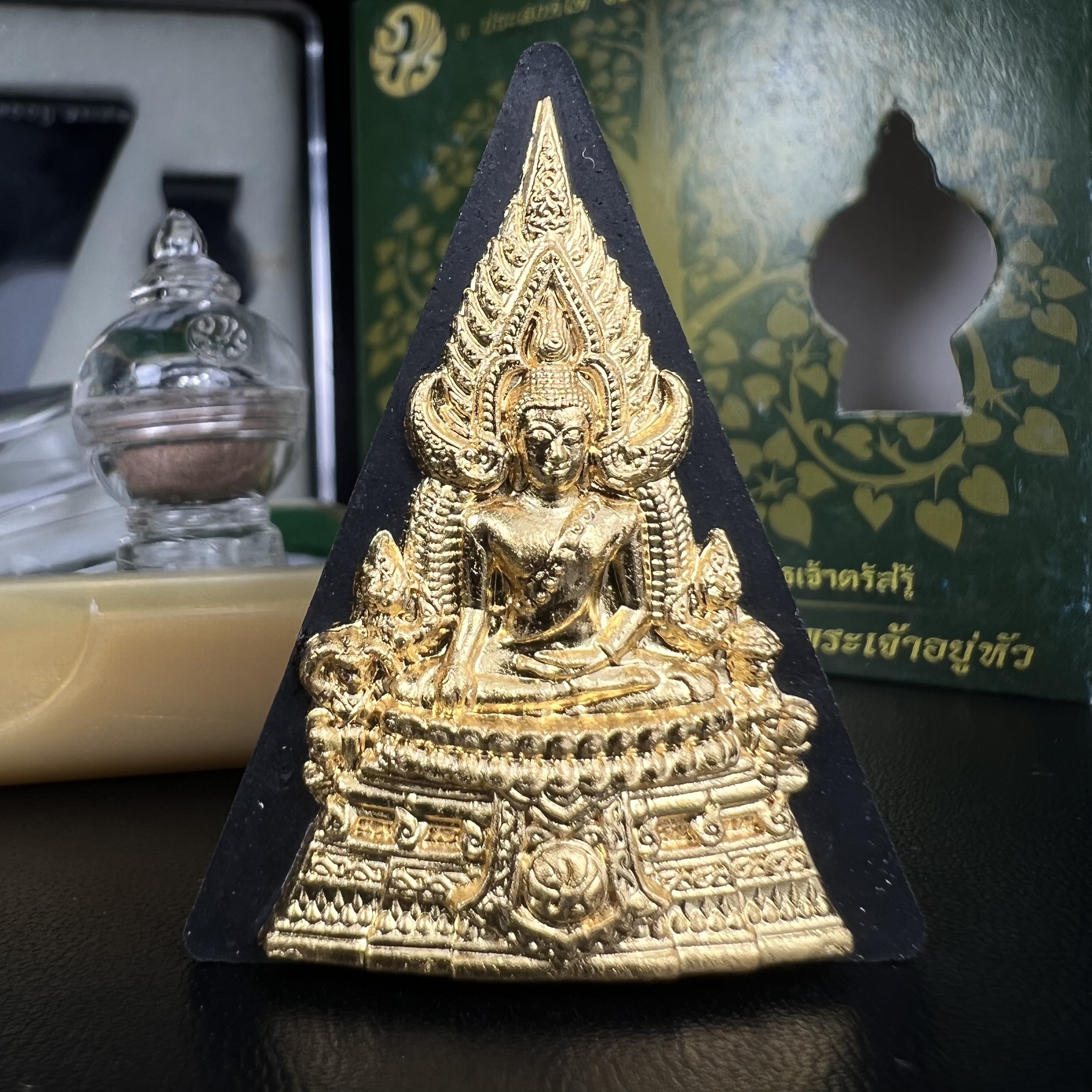 พระพุทธชินราช(จำลอง)ภปร. 84พรรษา เนื้อผงปิดทองด้านหน้า หลัง ภ.ป.ร. เงินชุบทองคำขาว(พระราชทานมวลสาร จิตรลดาและเส้นพระเจ้า ร.9(เส้นผม))