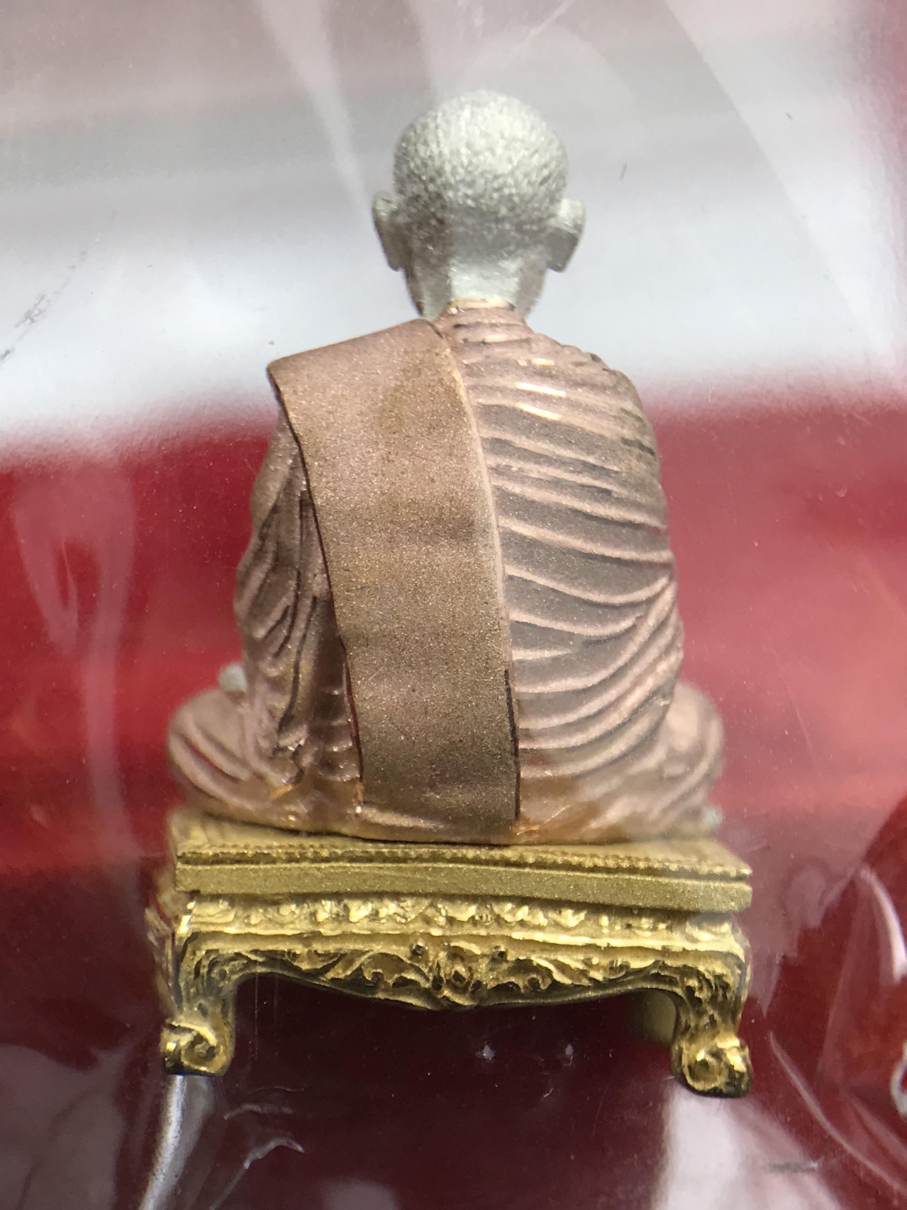 สมเด็จพุฒาจารย์ (โต พรหมรังสี) อนุสรณ์ 128 ปี สมเด็จพระญาณสังวร สมเด็จพระสังฆราช ทรงเมตตาอธิฐานจิต ปี 2543 มหาพุทธาภิเษก 3วาระ รูปเหมือนลอยองค์พิมพ์ใหญ่เนื้อเงินสามกษัตริย์ ขนาด 1.5 x 2.5 ซม. ทรงคุณค่าทั้งด้านความงานด้านพุทธศิลป์ และพุทธคุณ