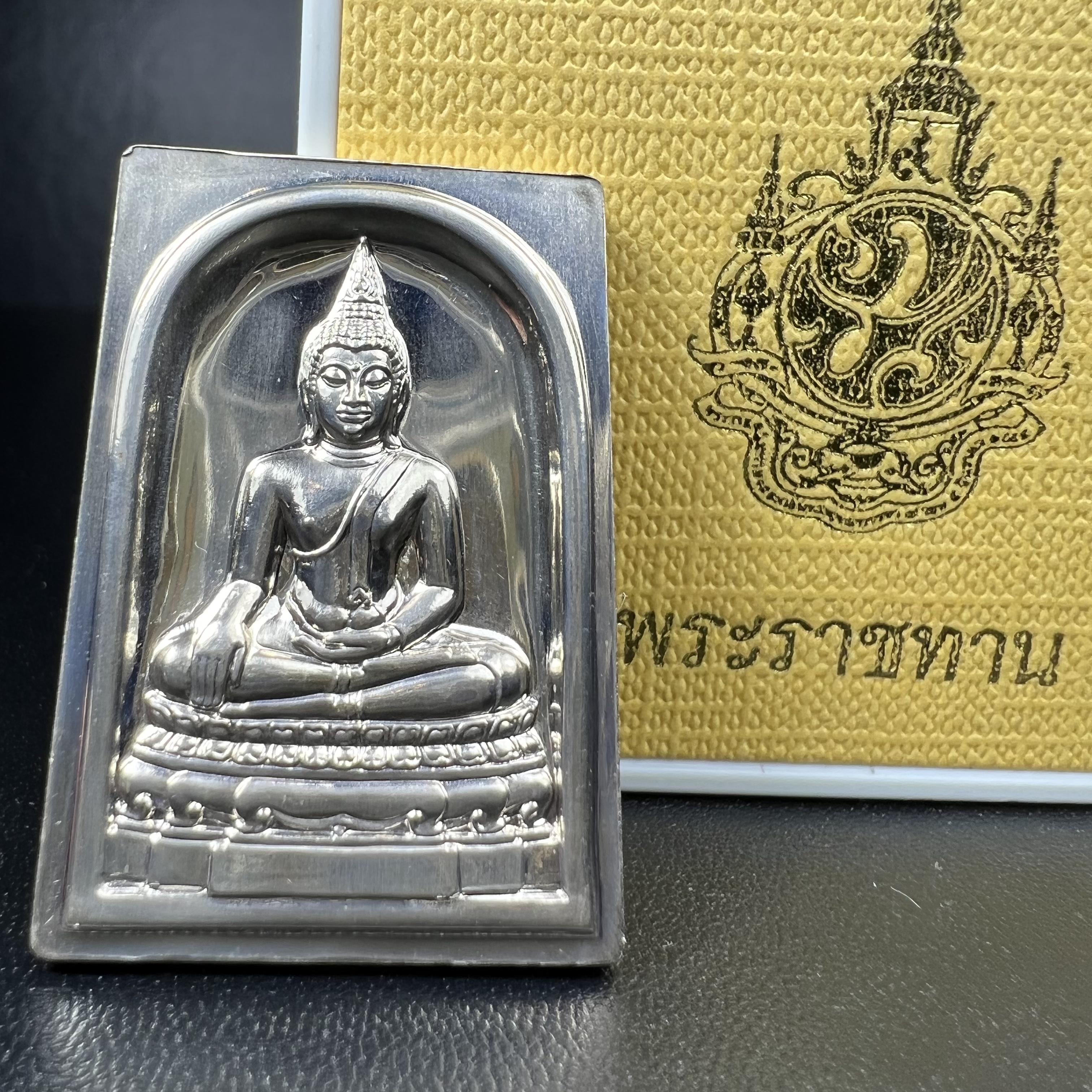 พระพุทธชินสีห์ หลังตรา ปรมาภิไธยย่อ ภปร. ในวโรกาสเฉลิมพระชมพรรษาในหลวงรัชกาลที่9 ครบ 7 รอบ และ ที่ระลึกสมโภชวัดบวรนิเวศวิหารครบ 175 ปี พ.ศ.2554 เหรียญเนื้อเงิน พิมพ์ใหญ่ ขนาดสูง 3.8 ซม. พร้อมกล่องบรรจุเดิมพระราชทาน(1 ใน 1585 เหรียญ)หายาก
