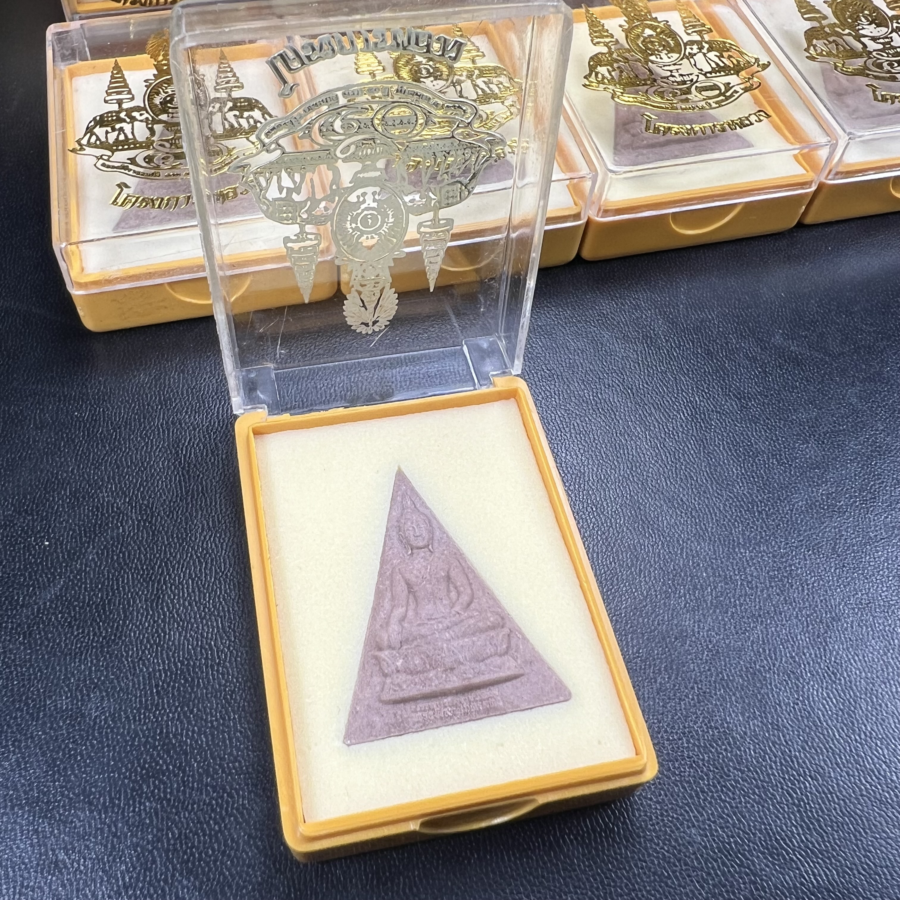 พระพุทธนวราชบพิตร พระพิมพ์จิตรลดา เนื้อผง โครงการหลวง ปี 2539 จัดสร้างในปีมหามงคลกาญจนาภิเษกในหลวงรัชกาลที่ 9 ครองศิริราชย์ครบ 50 ปี คัดสวย พร้อมกล่องบรรจุเดิม พิธีใหญ่ ปลุกเสกวัดพระแก้ว(พิธีดี มวลสารมงคล)