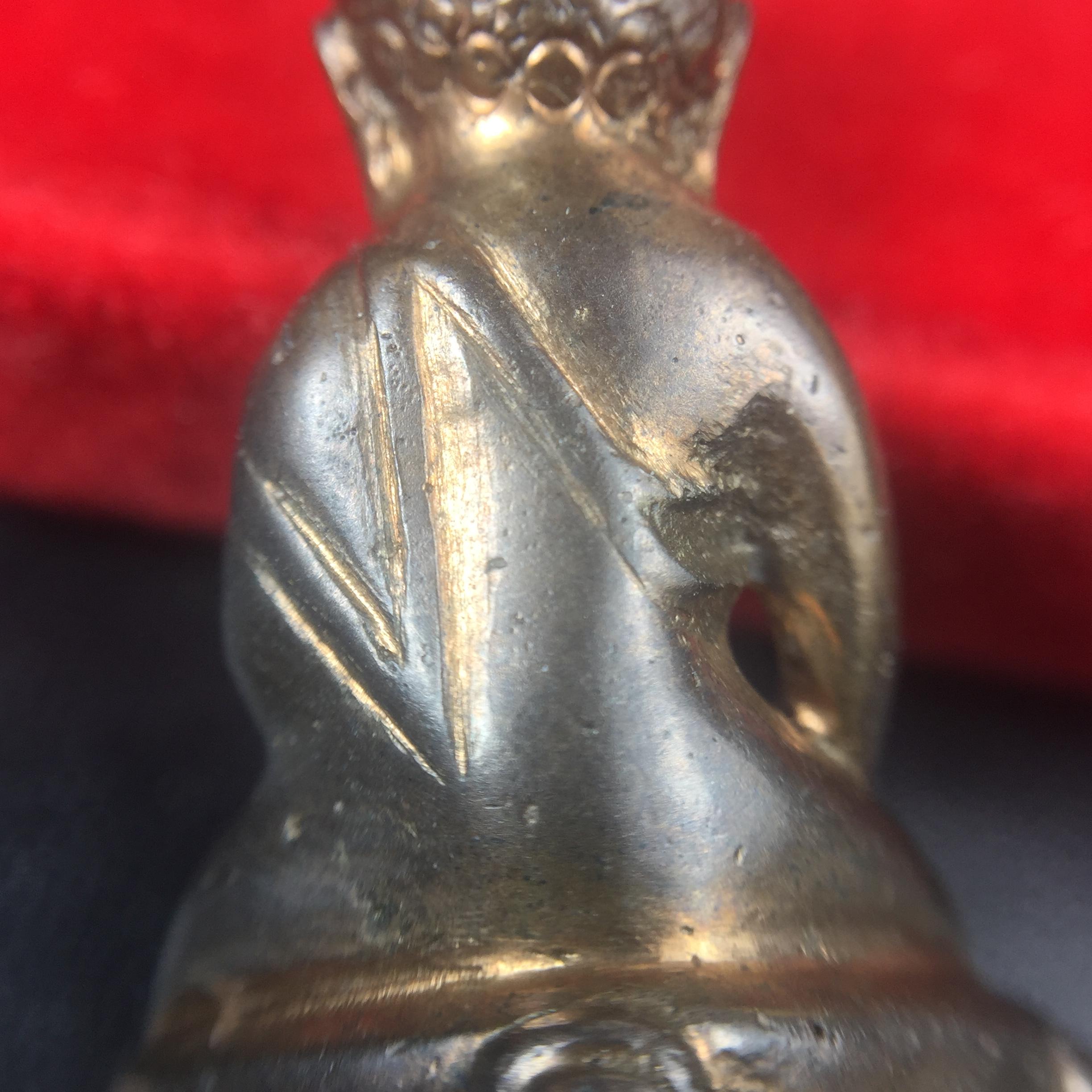 พระกริ่ง-พระชัยวัฒน์ ปวเรศ ปี2530 วัดบวรนิเวศราชวรวิหาร(องค์พระชัยวัฒน์เลี่ยมกรอบทองคำแท้)(ในหลวง ร.9 เสด็จเททอง)(บรรจุเส้นเกศาในหลวงรัชกาลที่9)พร้อมสูจิบัตรเดิมตอนจัดสร้าง(สภาพสวยครบสมบูรณ์) (องค์หน้าใหญ่)(องค์ทองทบ)แบบพิมพ์นิยมหายาก