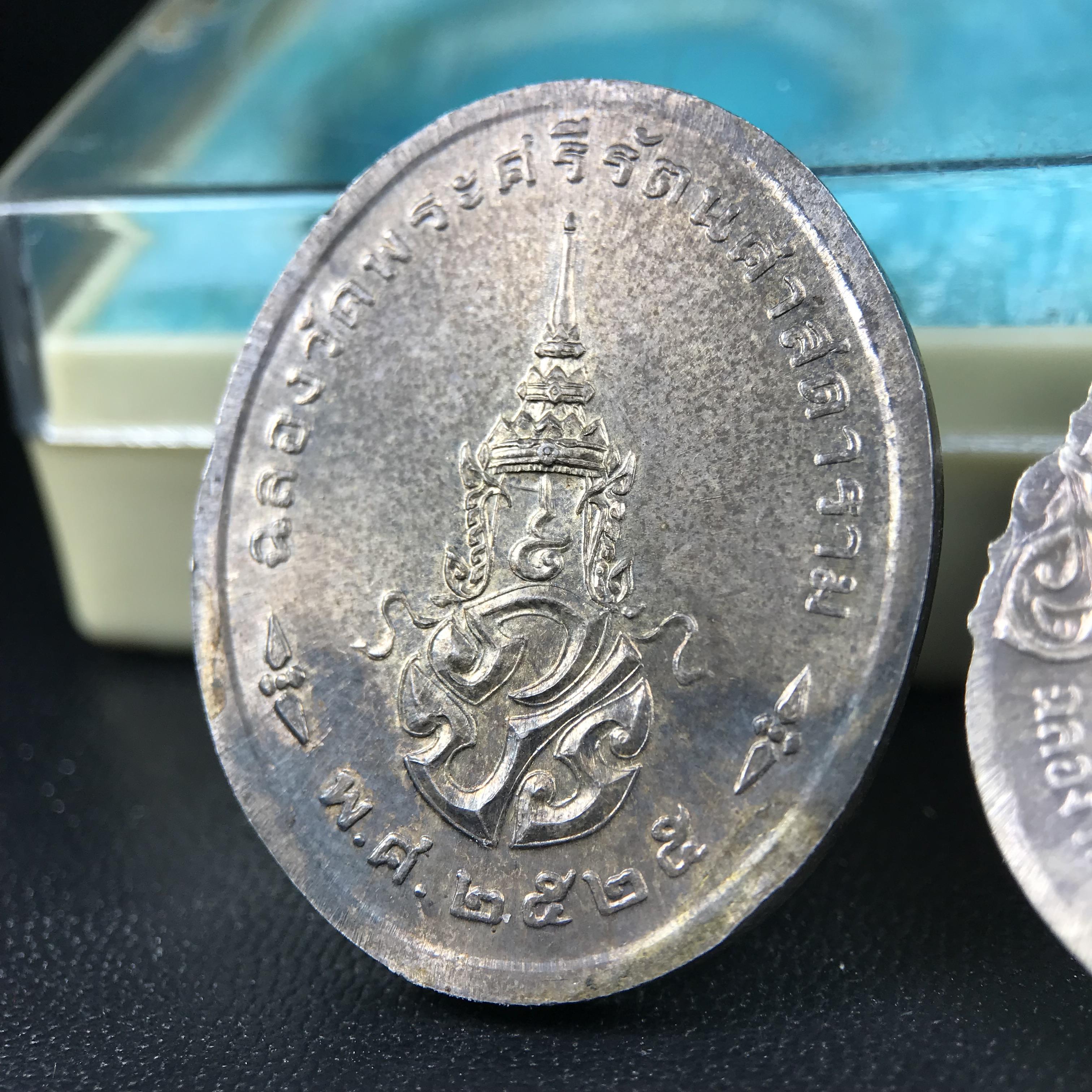 เหรียญพระแก้วมรกตหลัง ภปร. ฉลองกรุงรัตนโกสินทร์ครบ 200 ปี พ.ศ.2525 เนื้อเงิน(ผิวเดิมสวย)กล่องบรรจุเดิมครบ 3พิมพ์ ร้อน ฝน หนาว(บล็อกแรกไม่มีพระราชศรัธานิยม)(ในหลวงรัชกาลที่9 เสด็จในพิธี)พระคู่บ้านคู่เมือง...พระดี...พิธีใหญ่(บล็อกแรกครบชุด ผิวเดิม หายาก)