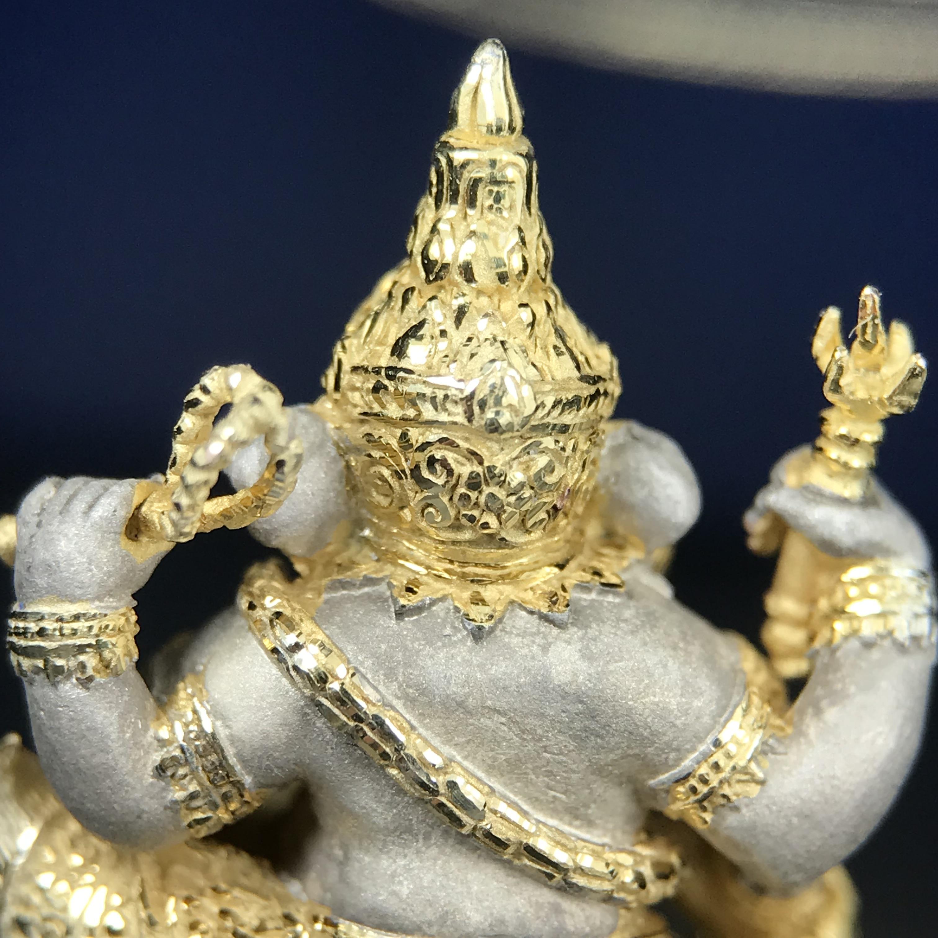 พระพิฆเนศ เทวสถานโบสถ์พราหมณ์ ปี 2539 รูปหล่อลอยองค์พระพิฆเณศวร เนื้อเงินสามกษัตริย์ ฝังพลอยน้ำเงิน(พ่นทรายขัดเงาบางส่วน) พิมพ์ใหญ่ขนาดประมาณ 1.8 * 2.5 ซม. ผลิตโดย บ.แพรนด้า จิวเวลรี่( พิธีใหญ่ พุทธศิลป์งดงาม)อีกหนึ่งรุ่นยอดนิยม (1 ใน 4999 องค์)หายาก