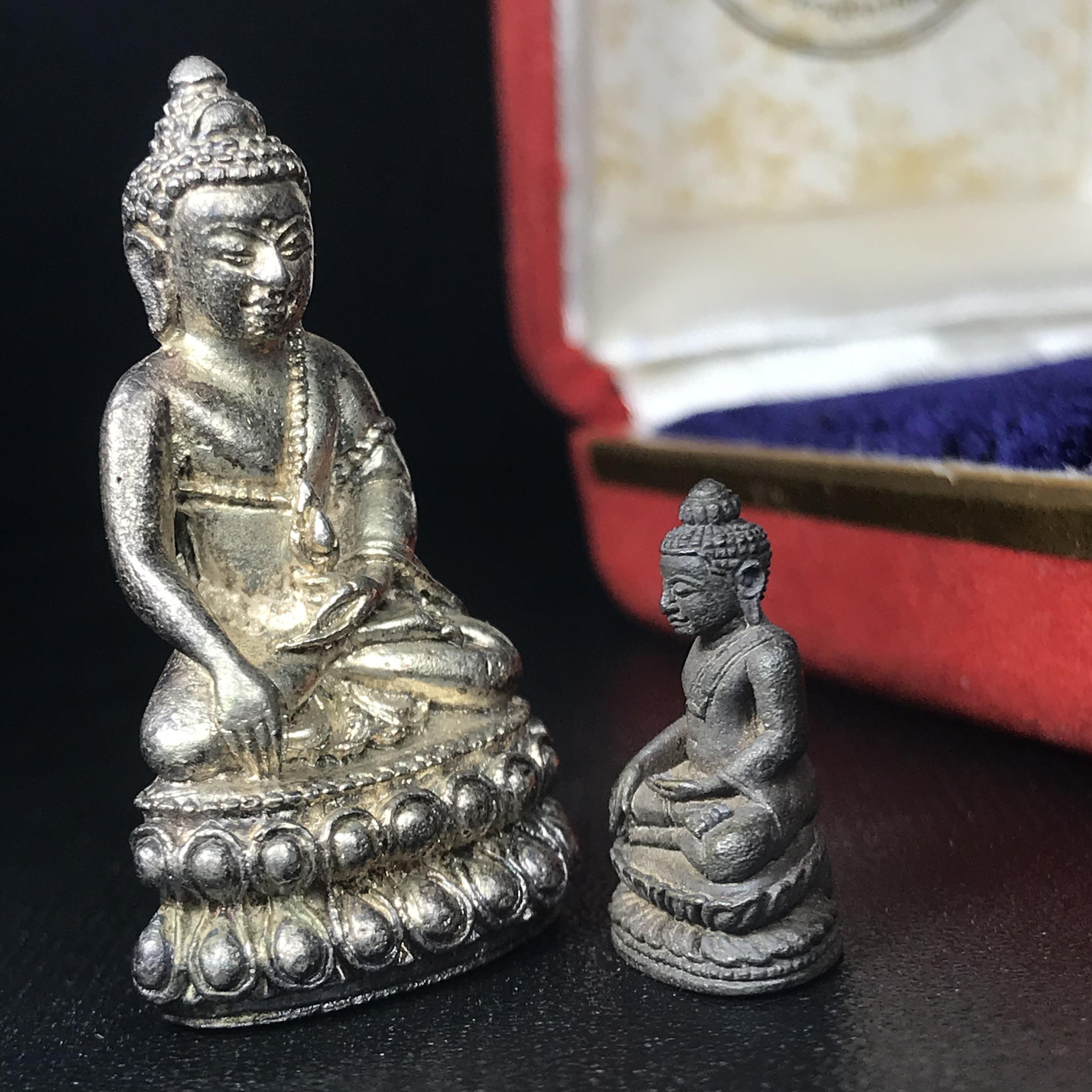 พระกริ่งฉลองพระชนมายุครบ 7 รอบ 84 พรรษา สมเด็จพระสังฆราช(วาสน์) วัดราชบพิธ พ.ศ.2525 เนื้อเงิน สภาพสวยมาก ในกล่องชุดพิเศษกรรมการ พร้อมพระชัยวัฒน์ เนื้อนวโลหะ ครบชุดสมบูรณ์(หายาก)