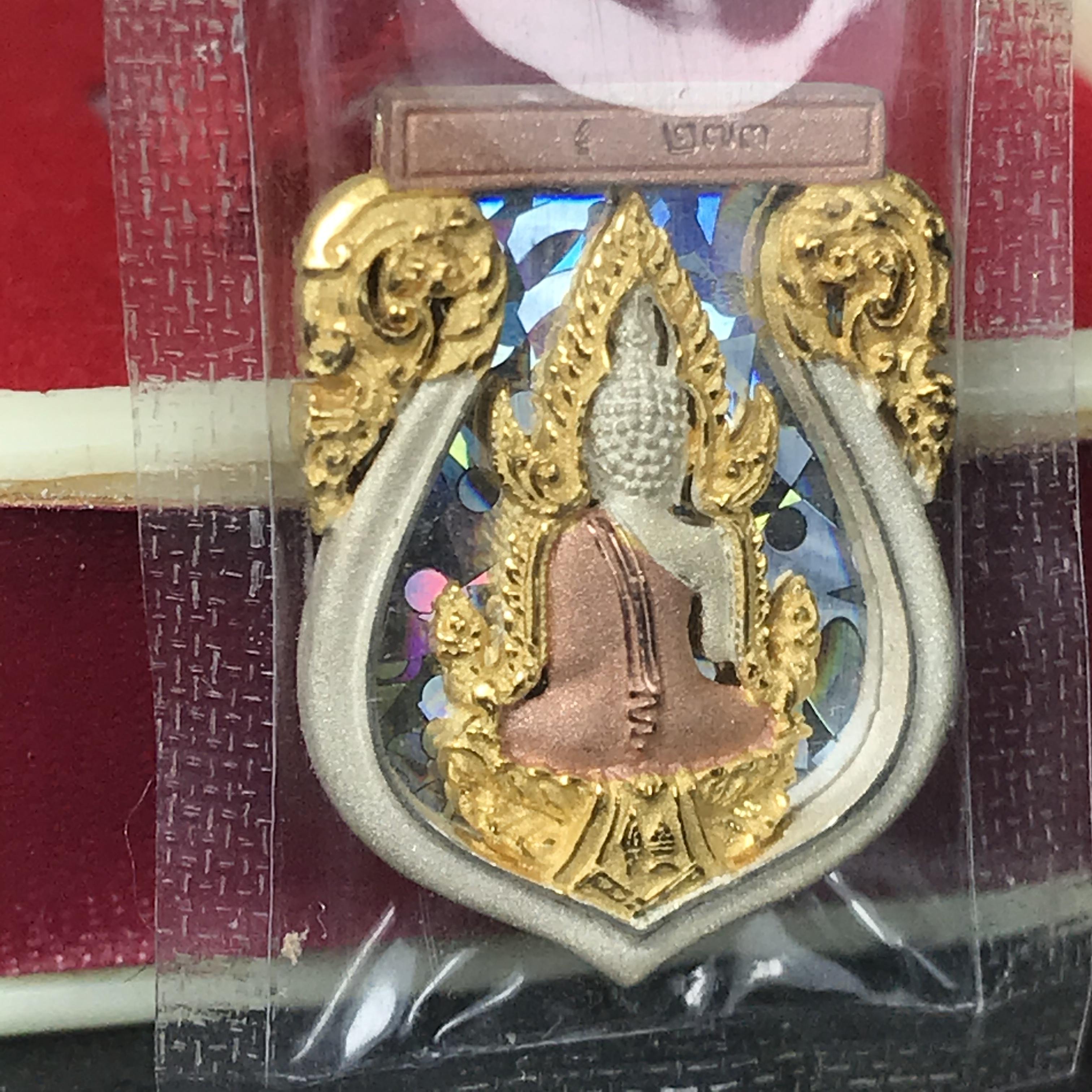 เหรียญพระพุทธชินราชเสมา รุ่น มหาจักรพรรดิ ปี 2545 วัดพระศรีรัตนมหาธาตุวรวิหาร จ.พิษณุโลก พิมพ์เล็ก เนื้อเงินสามกษัตริย์(ฉากพื้นหลังสามมิติ) ตอกโค๊ตและหมายเลข273 ซีนเดิมกล่องบรรจุเดิม คัดสวยสมบูรณ์