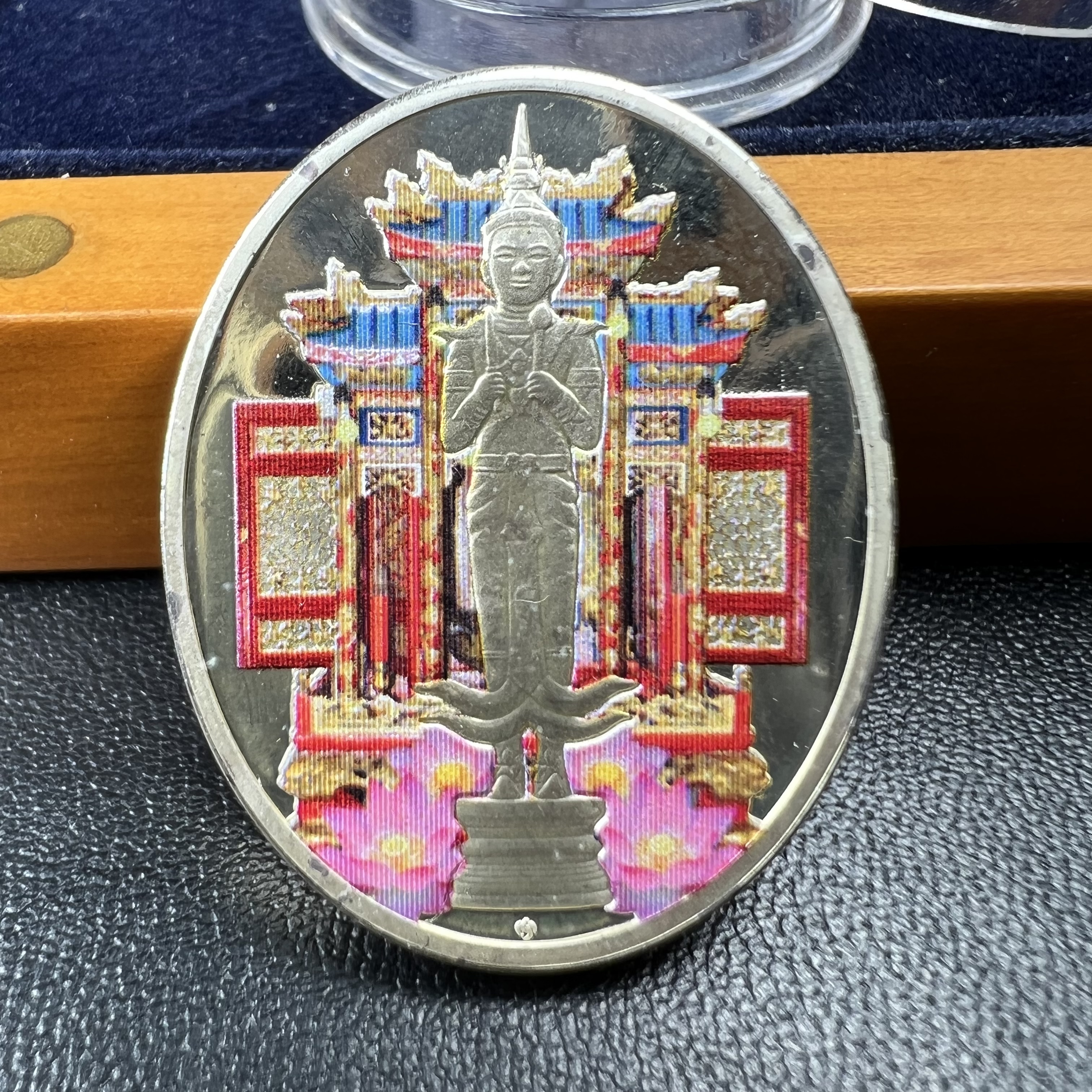 เหรียญที่ระลึกพระคลัง (พิมพ์สี) เนื่องในโอกาสครบ 125 ปี พระคลังมหาสมบัติ พ.ศ. 2558 เนื้อเงิน 99.99% ขัดเงา พิมพ์สี สวยสดงดงาม(นิยม สร้างน้อย หายาก)1 ใน 3126เหรียญ ***ตามความเชื่อที่ว่า ท่านใดมีพระคลังไว้บูชา ท่านนั้น จะมีกินมีใช้ตลอดไป เงินทองไม่ขาดมือ***