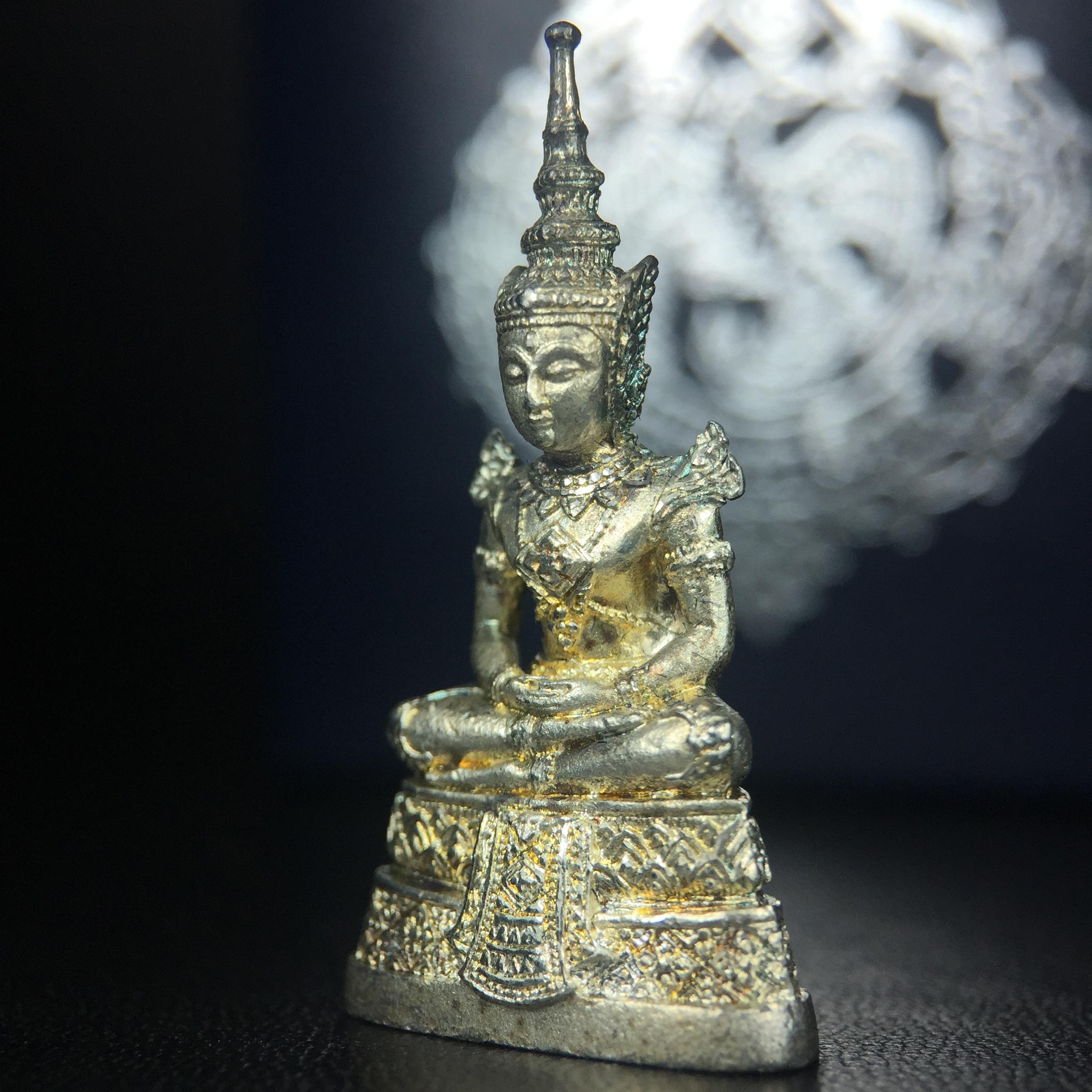 พระแก้วมรกต กรมสรรพสามิตจัดสร้างขึ้นเนื่องในโอกาสครบรอบ 64 ปีของกรมสรรพสามิต และเนื่องในวโรกาสที่พระบาทสมเด็จพระเจ้าอยู่หัวทรงครองราชย์ครบ50ปีเมื่อ พ.ศ.2539 เนื้อเงินทรายนวลขัดเงา(ผิวเดิมๆขึ้นสีรุ้งธรรมชาติสวย(สเน่ห์พระเนื้อเงินสีสันที่ธรรมชาติสรรค์สร้าง)