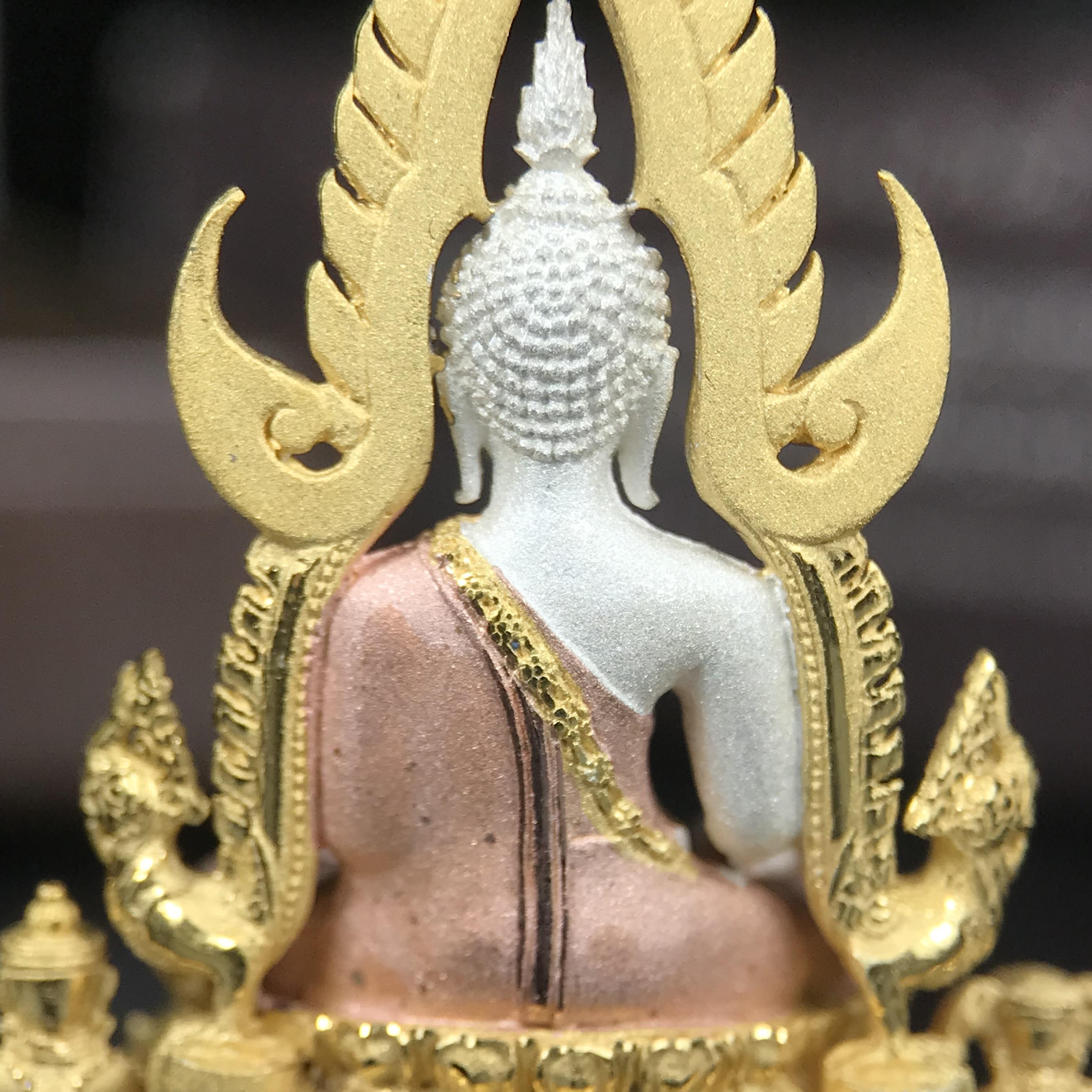 พระพุทธชินราช ภปร. โครงการ "เพราะแผ่นดินนี้ คือ แผ่นดินเกิด" ปี 2548(รุ่นแรก) ลอยองค์เนื้อเงินสามกษัตริย์ หน้าตัก 1/2 นิ้ว (ขนาด 3.5 x 2.5 ซม.) พุทธศิลป์งดงามทรงคุณค่า รุ่นยอดนิยม(องค์หมายเลข 9141)เลขสวยเลขเก้าหน้า...เจริญก้าวหน้าในทุกๆด้าน