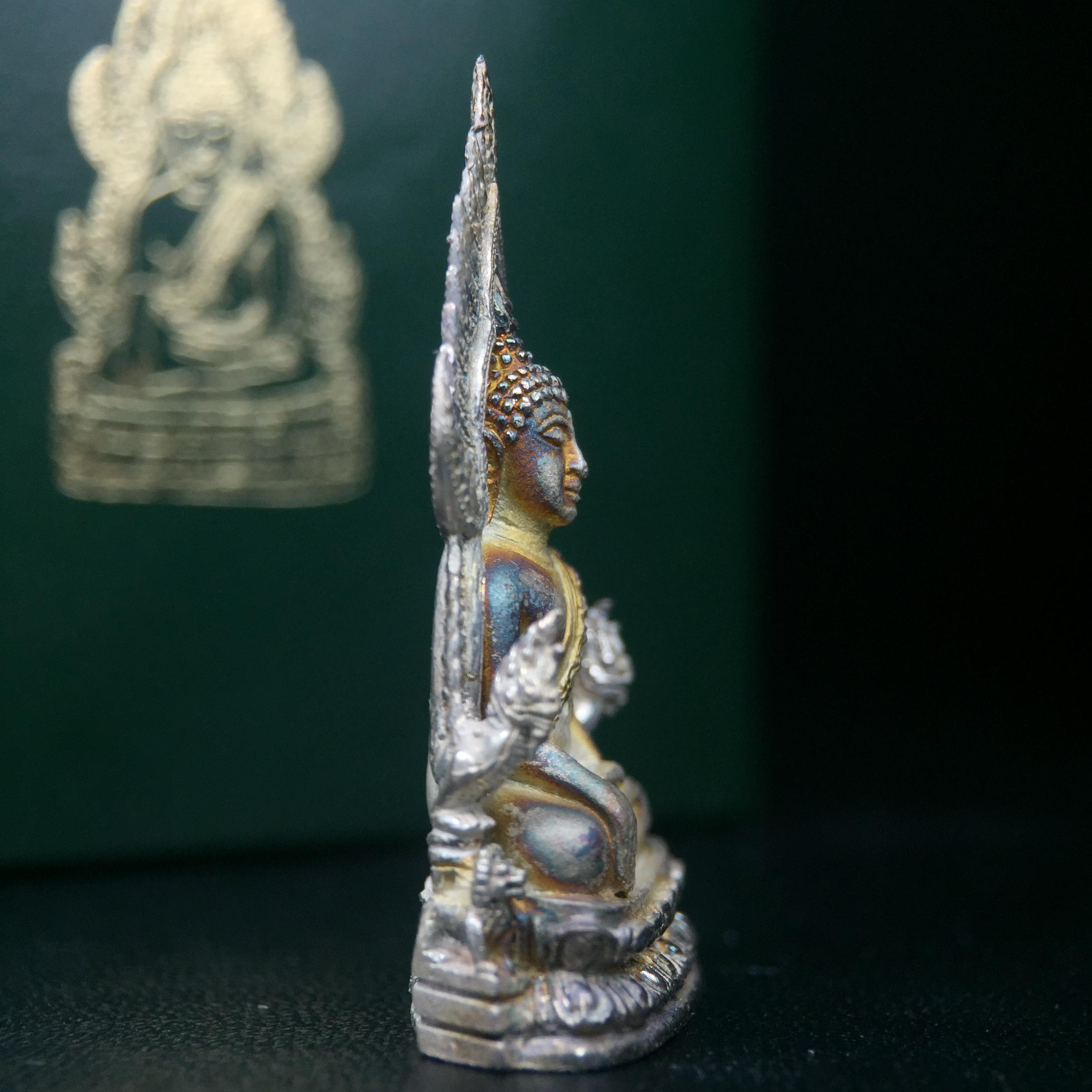 พระพุทธชินราช รุ่นมหาลาภ พิธีพุทธาภิเษกวัดพระศรีรัตนมหาธาตุวรมหาวิหาร จ.พิษณุโลก ปี 2540 เนื้อเงินบริสุทธิ์ 99.9% (นวลเงา)(สภาพผิวเดิมขึ้นสีรุ้ง สวยมากๆเสน่ห์พระเนื้อเงิน สีสันที่ธรรมชาติสรรค์สร้าง) พร้อมกล่องบรรจุเดิม (องค์หมายเลข 11411)(เลขกระจก)นิยม