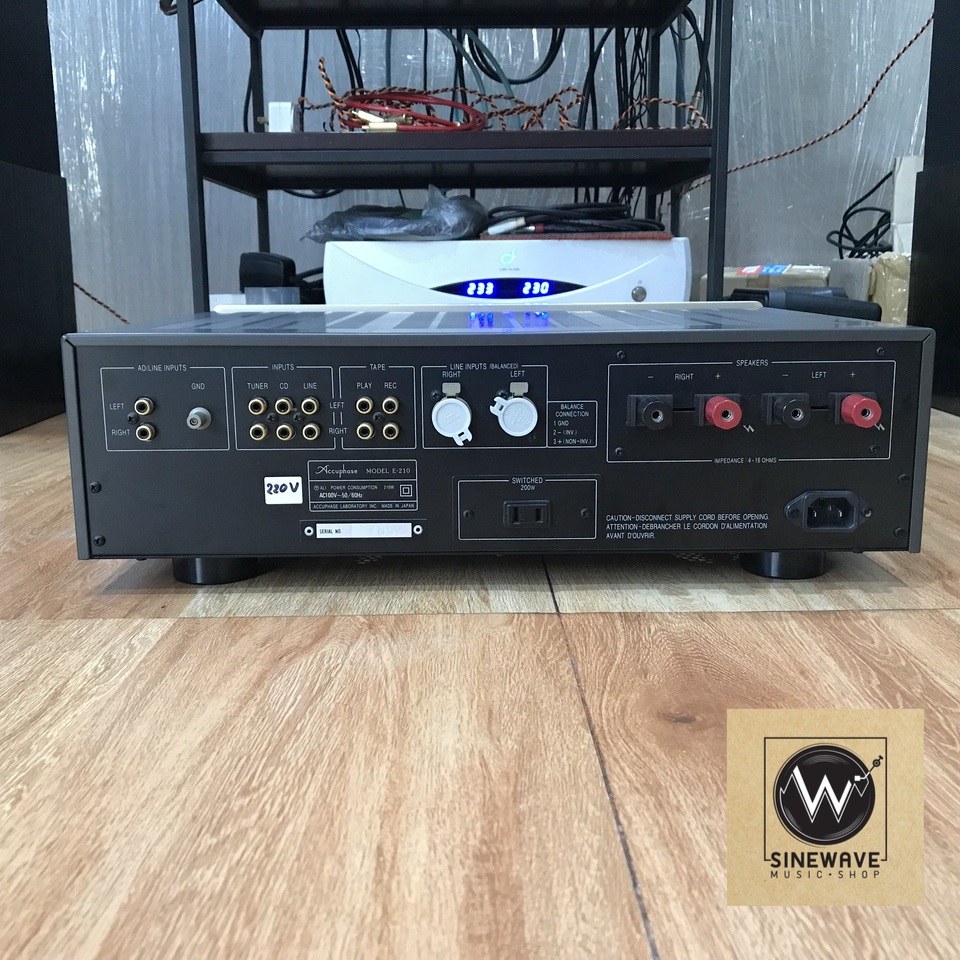 Integrated Amp ยี่ห้อ Accuphase รุ่น E-210 (Made in Japan) ไฟ 220Volts