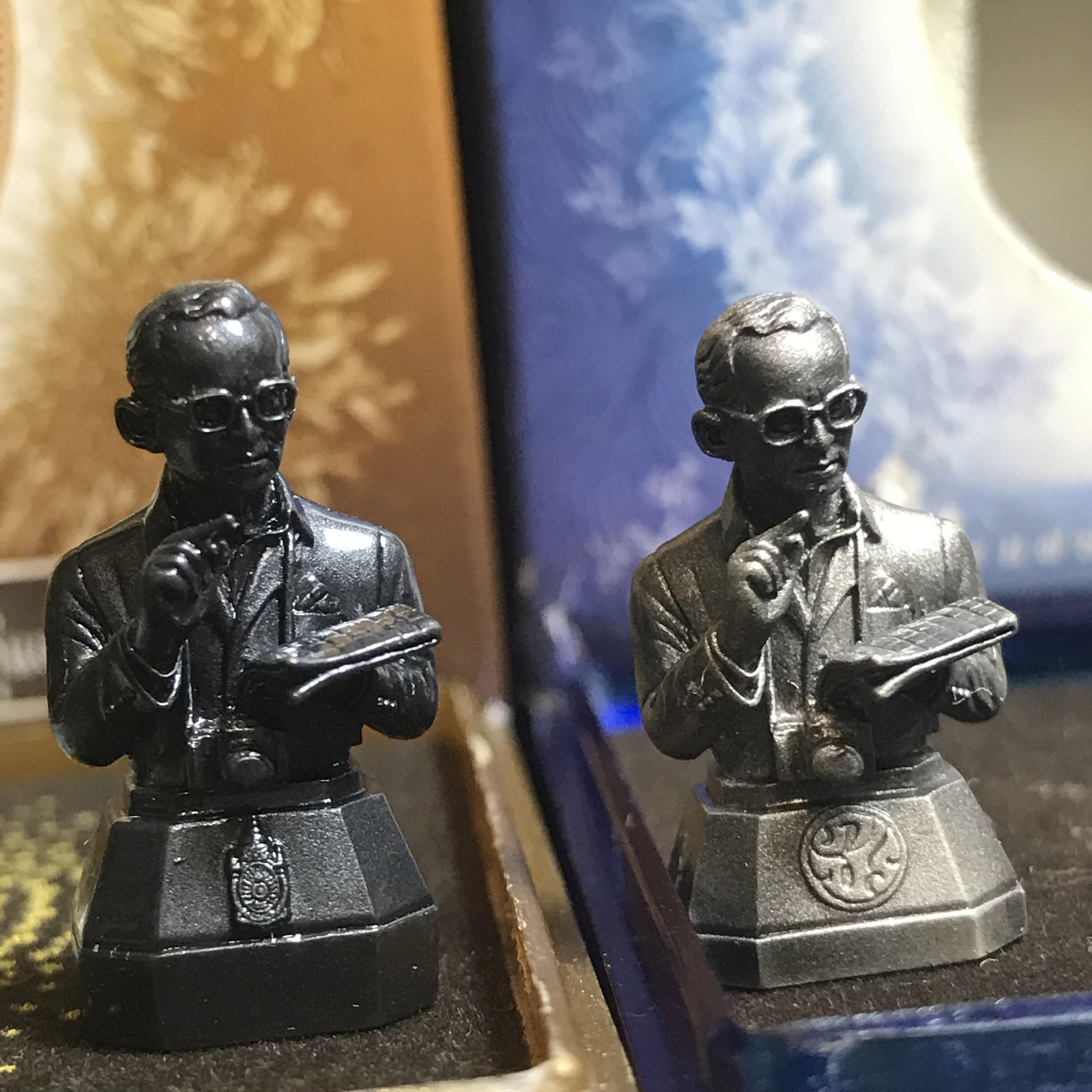 พระบรมรูปพระบาทสมเด็จพระเจ้าอยู่หัว(ทรงงาน)ตราสัญลักษณ์ 80 พรรษา รุ่นเย็นศิระเพราะพระบริบาลปี2550 เนื้อนวโลหะ+พระบรมรูปพระบาทสมเด็จพระเจ้าอยู่หัว(ทรงงาน)ตรา ภ.ป.ร. รุ่นเพราะแผ่นดินนี้คือแผ่นดินเกิด ปี2551 ขนาดสูง 1 นิ้ว เนื้อบรอนซ์ชุบเงินรมดำ(รวม2องค์)