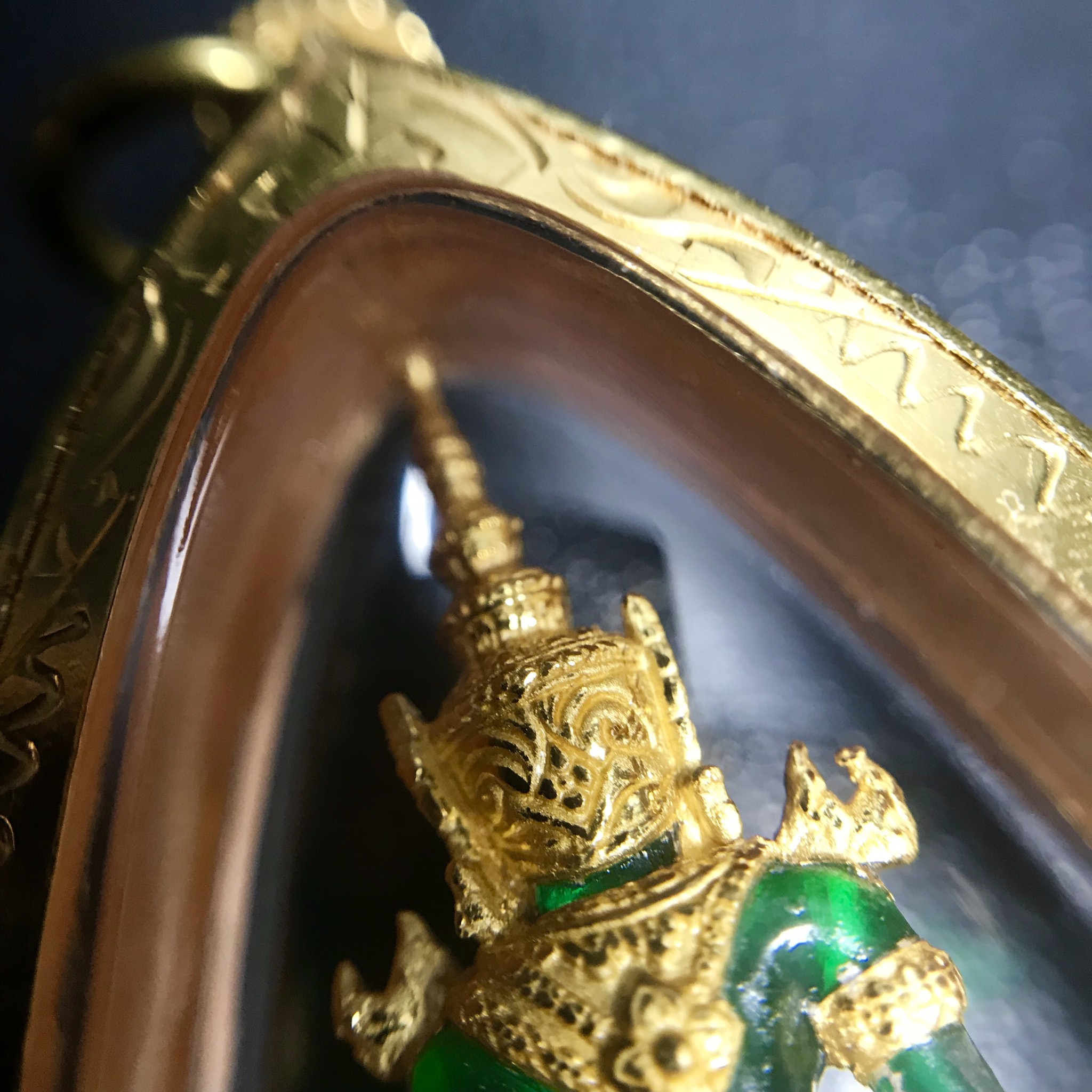 พระแก้วมรกต ภปร. ปี2547 จัดสร้างโดย รพ.ภูมิพลฯ เนื้อเรซิ่นหุ้มทองคำพิมพ์ลอยองค์ หน้าตัก 1/2 นิ้ว เลี่ยมกรอบทองคำแท้พร้อมใช้