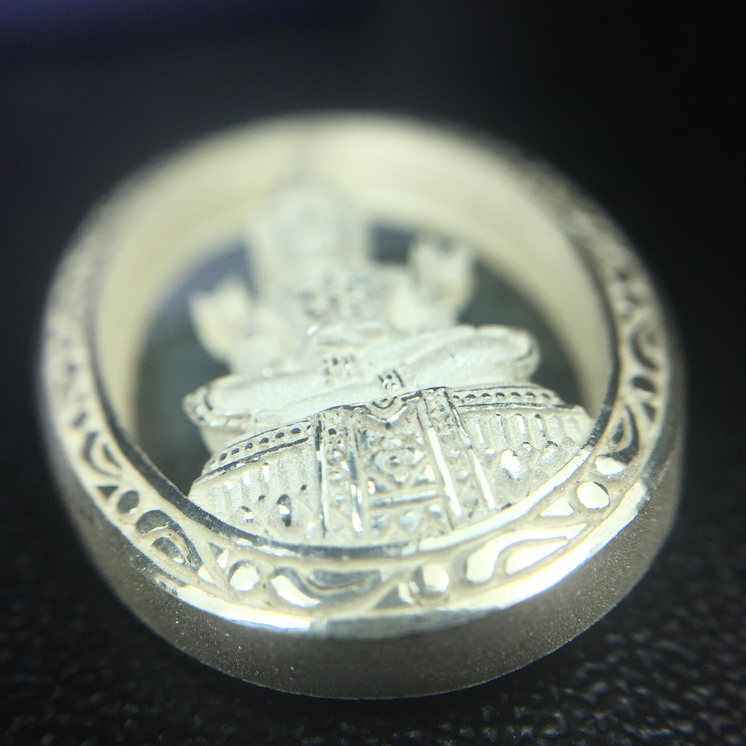 พระแก้วมรกต ภปร. ปี2547 จัดสร้างโดย รพ.ภูมิพลฯ เนื้อเงิน เหรียญทรงกลมรี(1ใน3000องค์)