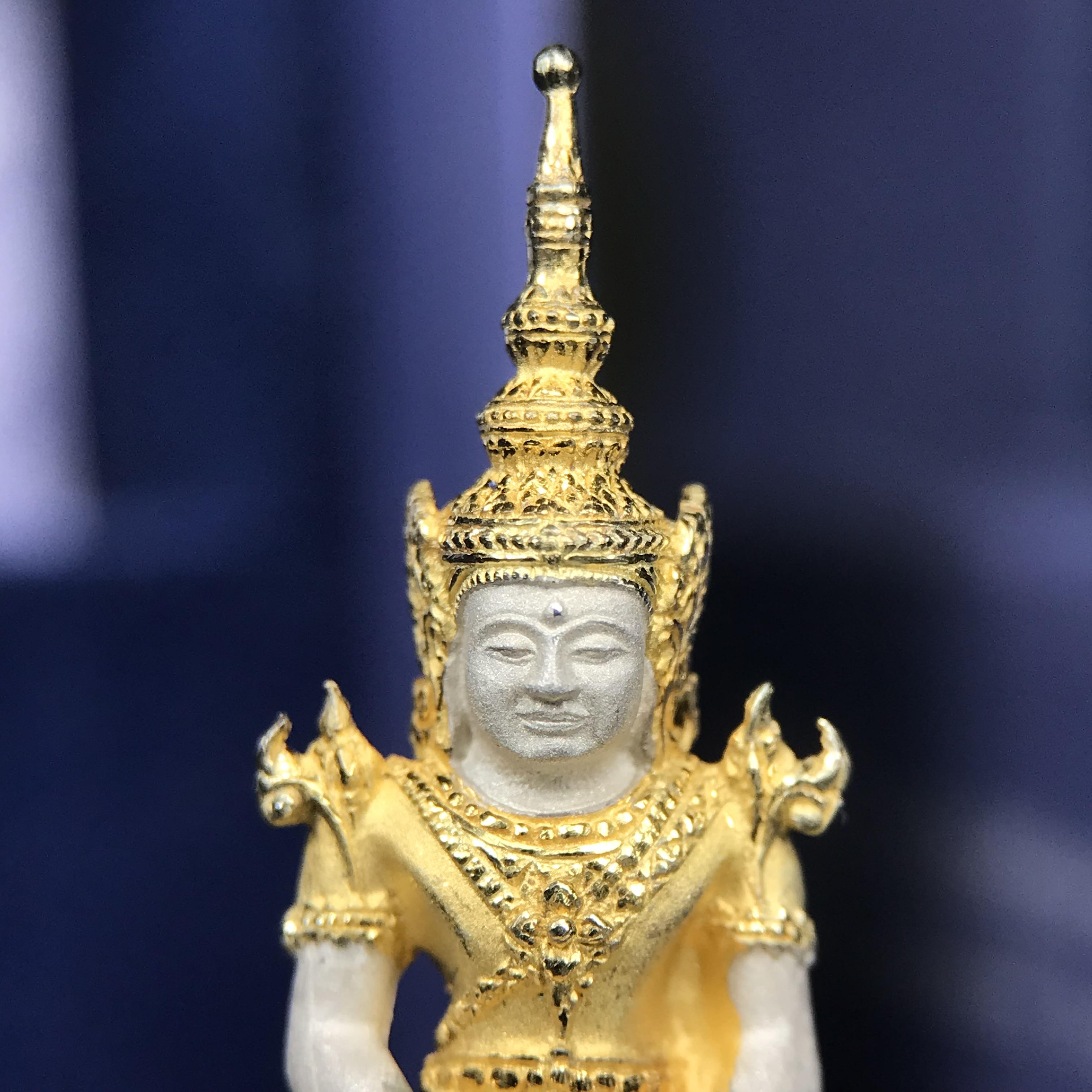 พระแก้วมรกต ภปร. ปี 2547 จัดสร้างโดยโรงพยาบาลภูมิพลอดุลยเดช เนื้อเงิน(3 กษัตริย์) ลอยองค์ หน้าตัก 1/2 นิ้ว สูง 3.7 ซม.พิธีมหามังคาภิเษก ณ พระอุโบสถวัดพระศรีรัตนศาสดาราม(วัดพระแก้ว) งดงามทรงคุณค่าอีกหนึ่งรุ่นยอดนิยม หายาก(องค์หมายเลข ๑๘๒๓)