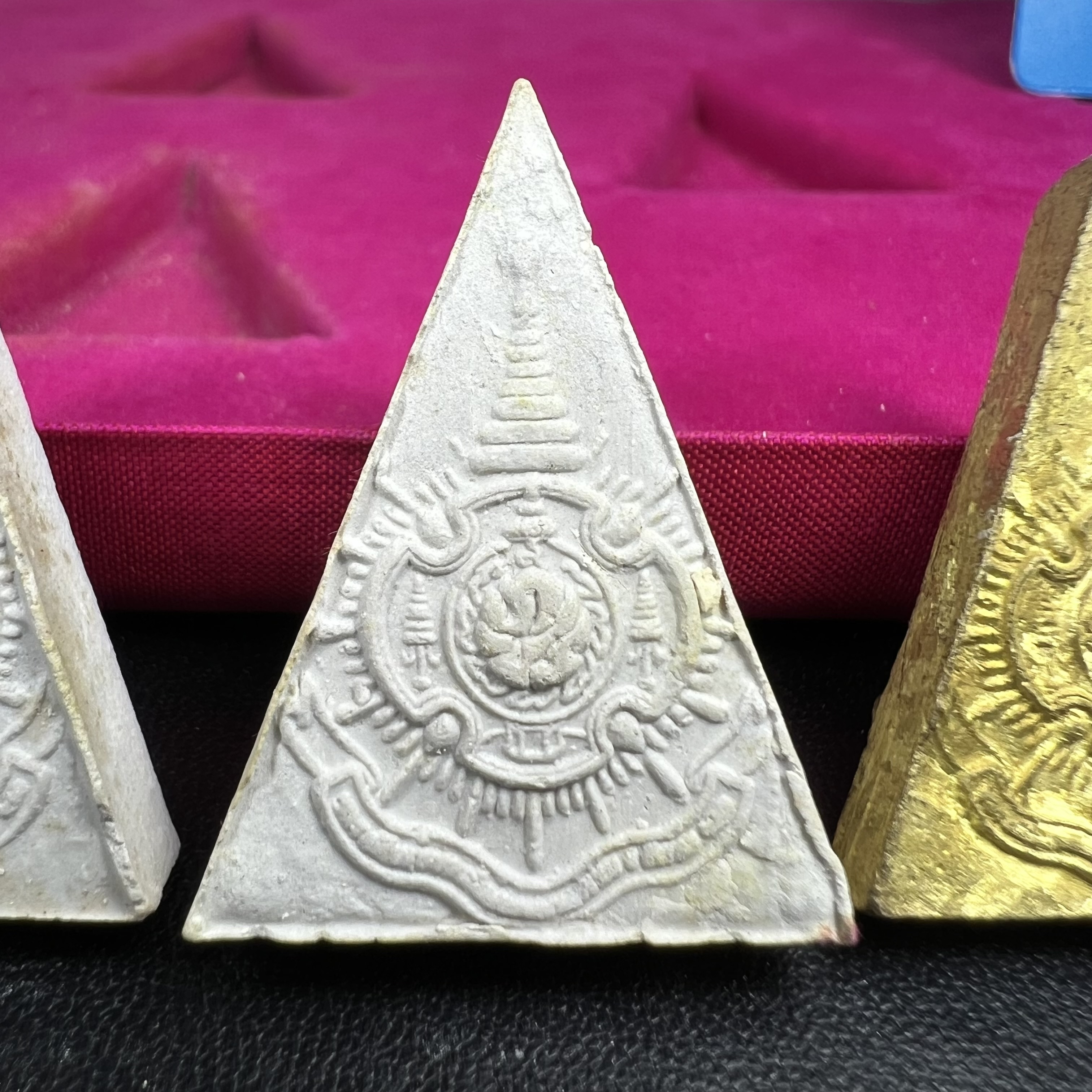 พระสมเด็จนางพญา 9 แผ่นดิน ชุด เบญจรัตนคุณ วัดอรุณราชวราราม จัดสร้างเนื่องในพระราชพิธีมหามงคลรัชกาลที่ 9 เฉลิมพระชนมพรรษา 6 รอบ 5 ธันวาคม 2542 ชุด เบญจรัตนคุณ ชุดหมายเลข ๓๐๙ (ชุดพิเศษพิมพ์กรรมการ 1 ใน 1000 ชุด)หายาก