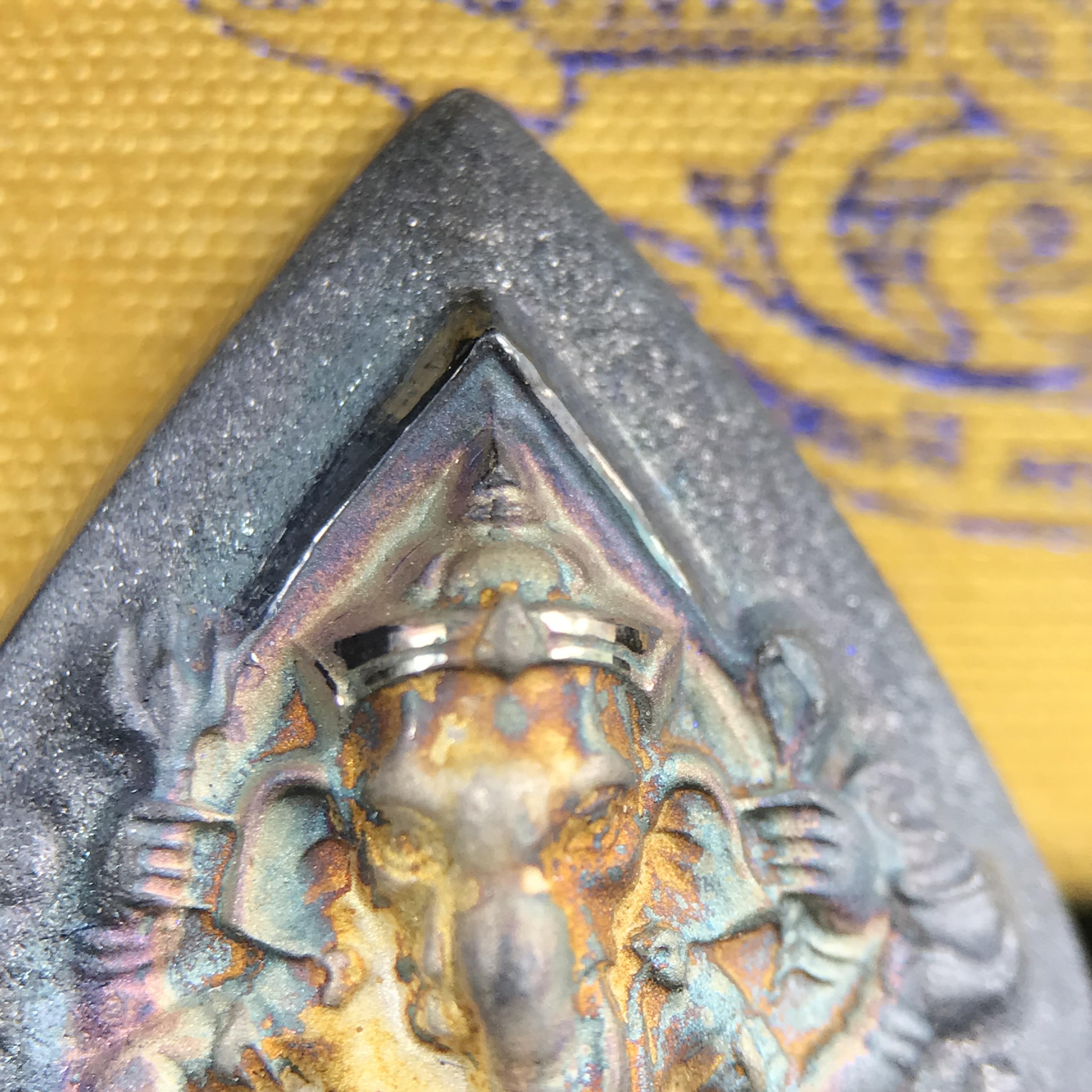 เหรียญพระพิฆเนศวร ญสส. ชุดกาญจนาภิเษกครองราชย์ 50 ปี พุทธศักราช 2538 พิมพ์ใหญ่(2.9 ซม.) เนื้อเงินผิวเดิมกลับดำขึ้นสีรุ้งเข้มขลังงดงามธรรมชาติสร้างสรรค์ สภาพสวยเดิมพร้อมกล่องบรรจุเดิม ตอกโค๊ดหมายเลขกำกับ(1ใน 5539องค์)สี สวย แบบ นิยม หายาก