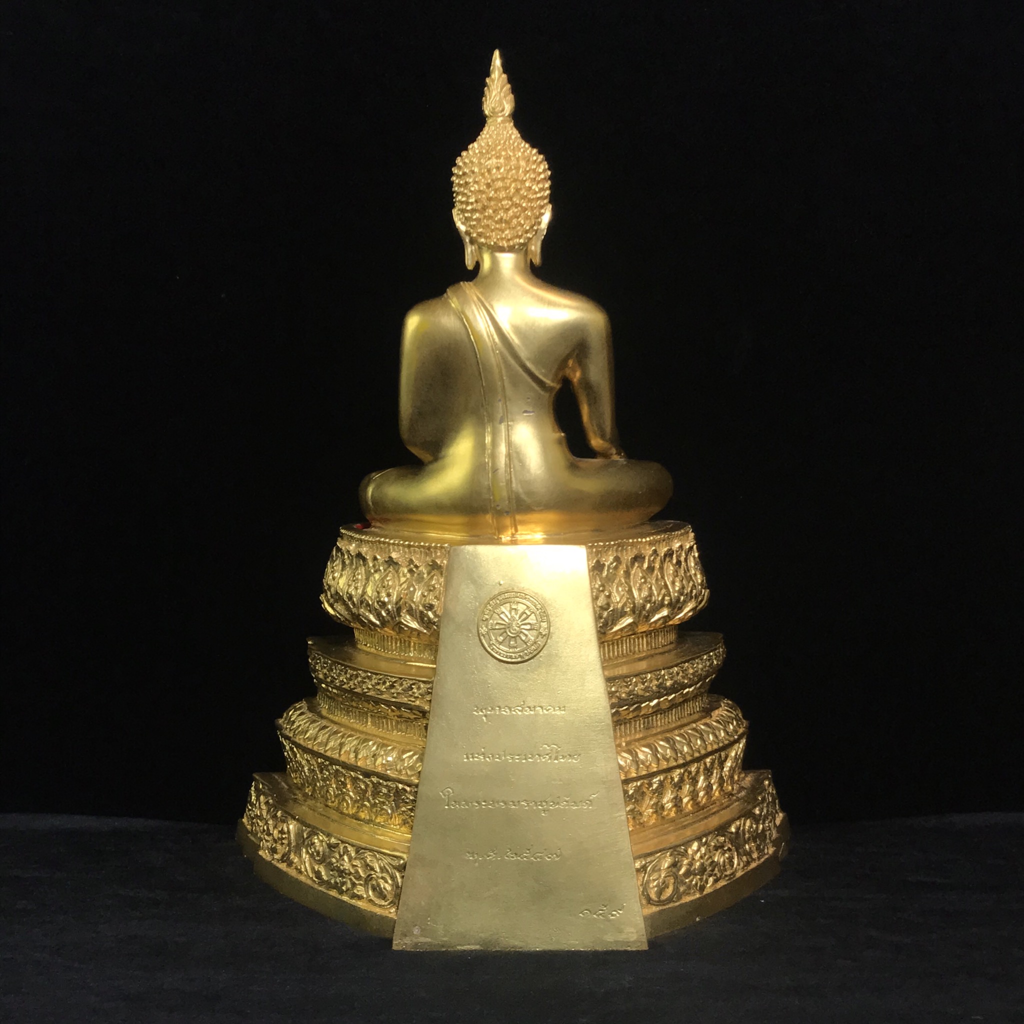 พระพุทธสิงหธรรมมงคล ภปร. รุ่นแรก พุทธสมาคมแห่งประเทศไทย ในพระบรมราชูปถัมภ์ จัดสร้าง ปี2547 เนื้อโลหะผสมปิดทอง หน้าตัก 5 นิ้ว(1 ใน 1999 องค์)