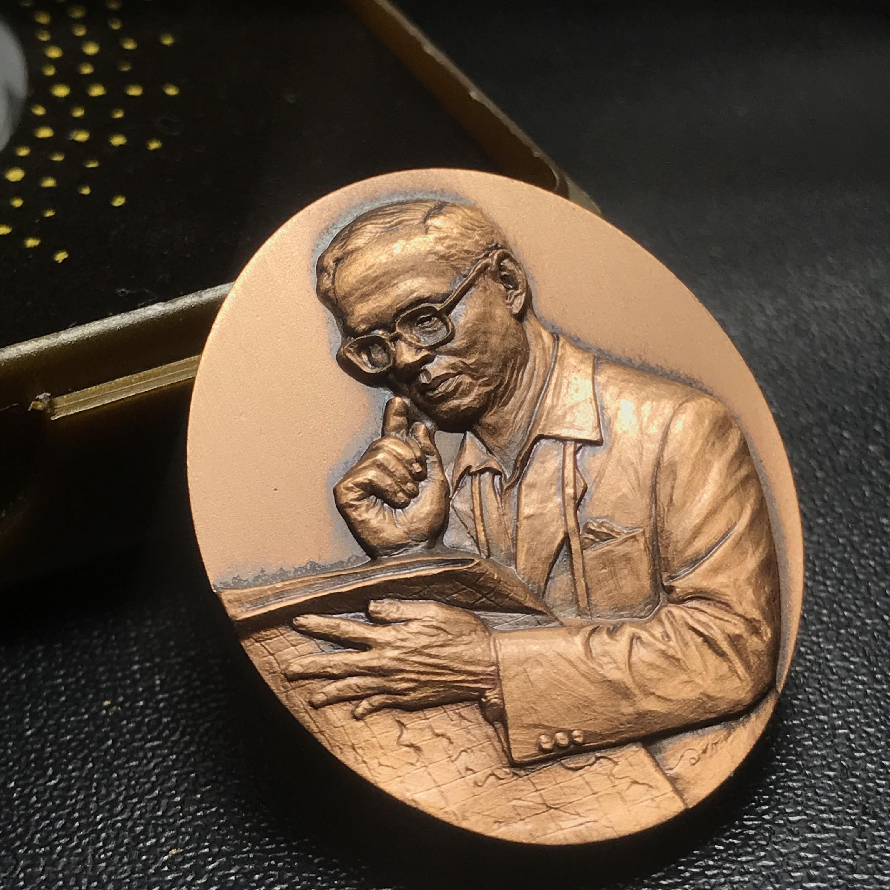 เหรียญรูปหล่อพระบาทสมเด็จพระเจ้าอยู่หัว ในหลวงทรงงาน รุ่นเย็นศิระเพราะพระบริบาล ตราสัญญาลักษณ์ 80 พรรษา พ.ศ.2550 เนื้อทองแดงรมดำ