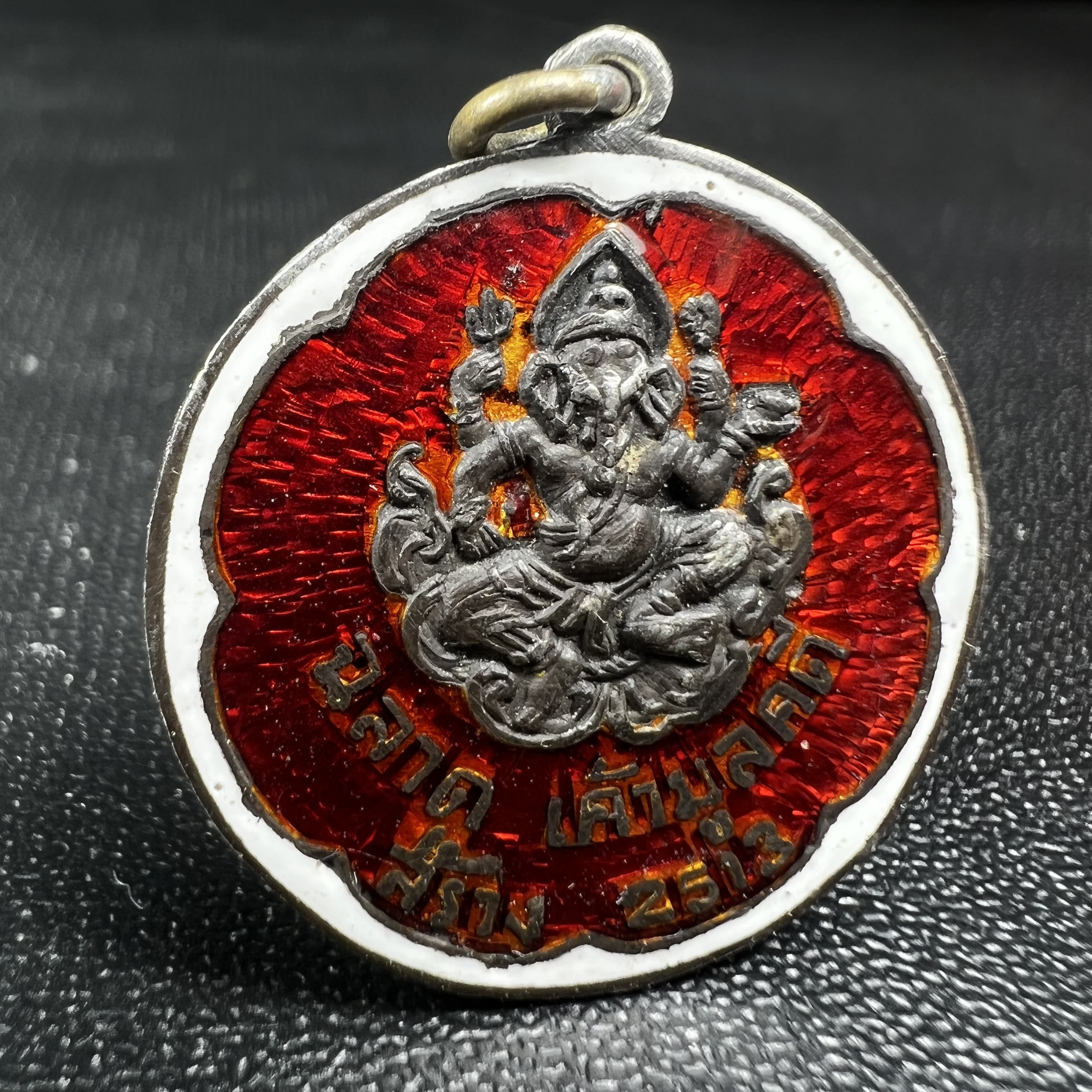 เหรียญพระพิฆเนศวร ปี 2513 จัดสร้างโดย "ท่านอาจารย์ ฉลาด เค้ามูลคดี" เนื้อเงินลงยา(สภาพสวยเดิม ผิวเงินเดิม ผิวลงยาติดเต็มไม่มีกระเทาะ)พิธีใหญ่เป็นเหรียญที่อยู่ในความนิยมสะสมของกลุ่มดารา ศิลปิน หายาก