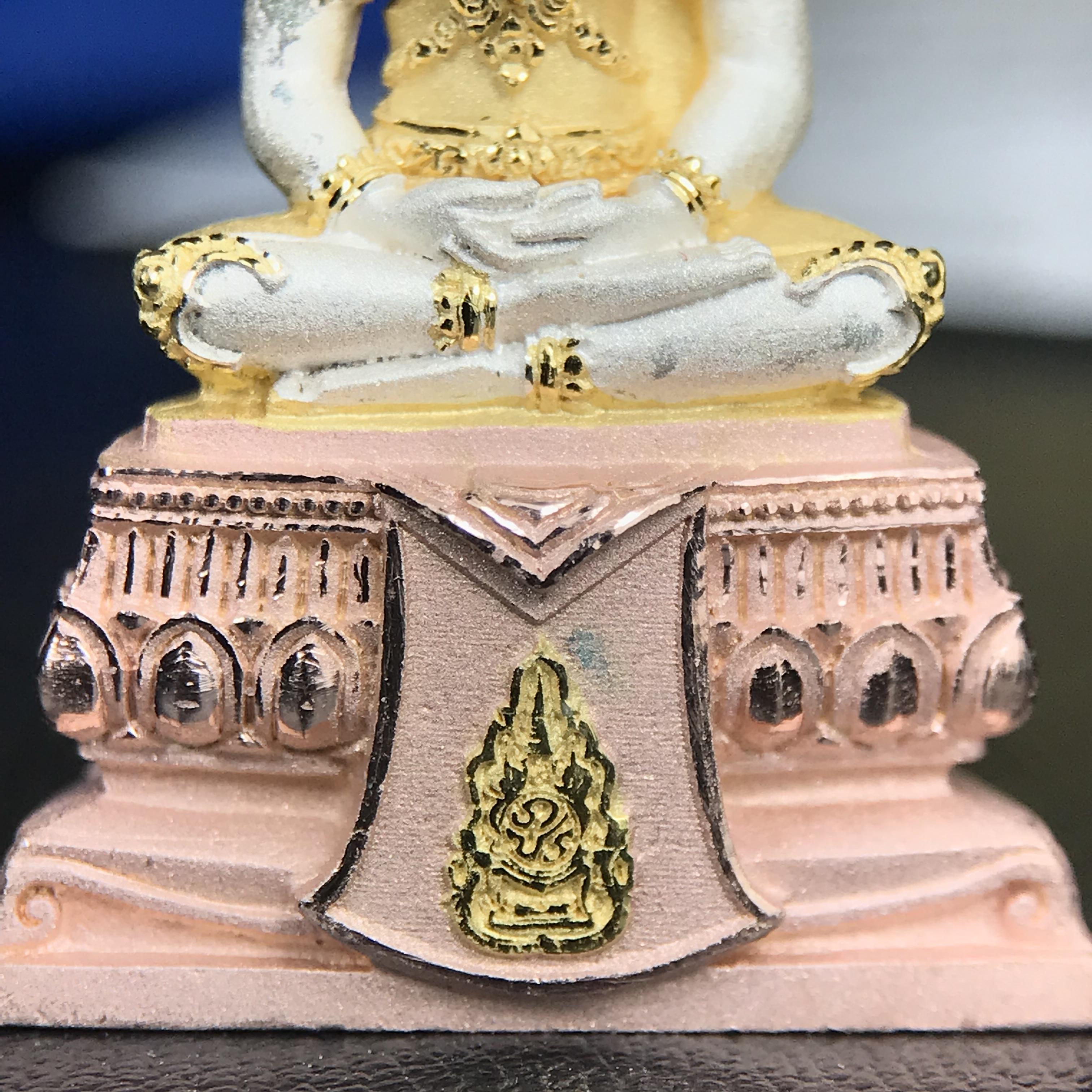 พระแก้วมรกต ทรงเครื่องฤดูร้อน พระราชทานประดิษฐานตราสัญลักษณ์ฉลองสิริราชสมบัติ ครบ 60 ปี ในหลวงรัชกาลที่ 9 พ.ศ.2549 เนื้อเงินสามกษัตริย์ลอยองค์พิมพ์ใหญ่ สูง 3.6 ซม. ขนาดหน้าตัก 1/2 นิ้ว (พิธีใหญ่มหาพุทธาภิเษก ณ พระอุโบสถวัดพระแก้ว เกจิอาจารย์ 108 รูป )