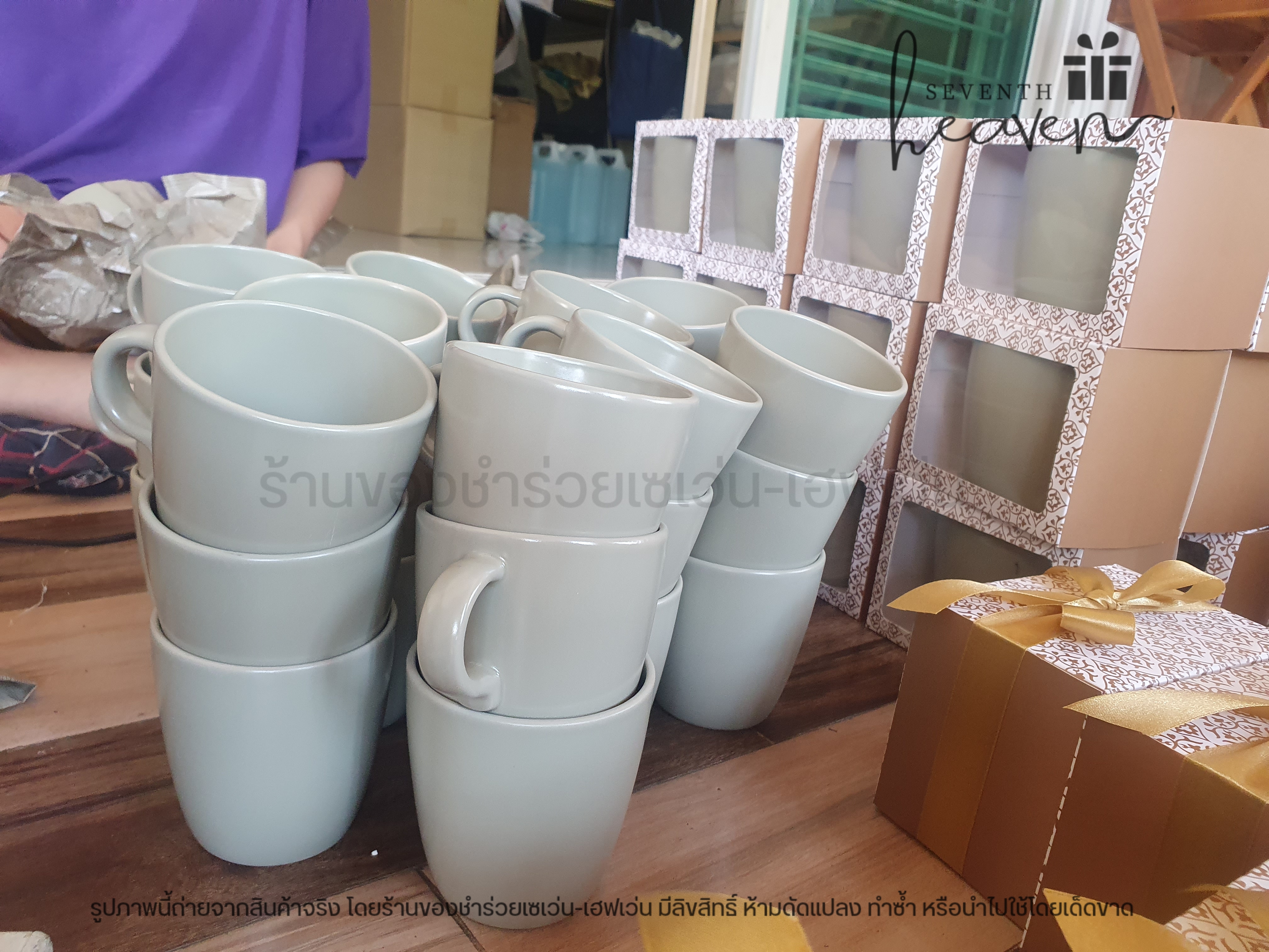 ของชำร่วยงานศพ แก้วกาแฟ ในกล่องลายไทย (แก้วสีเขียวอมเทา)