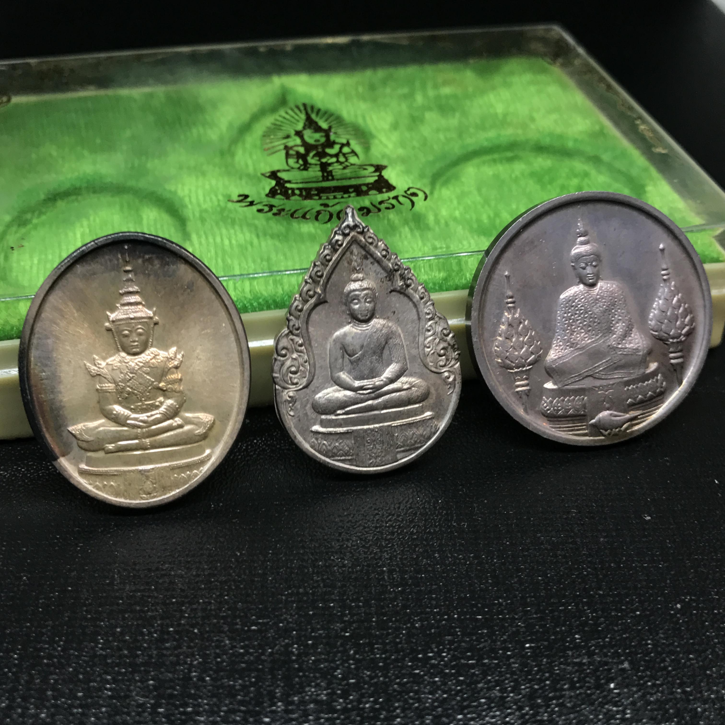 เหรียญพระแก้วมรกตหลัง ภปร ฉลองกรุงรัตนโกสินทร์ครบ 200 ปี พ.ศ.2525 เนื้อเงินกล่องบรรจุเดิมครบ3พิมพ์(บล็อกแรกไม่มีพระราชศรัธา)(ในหลวงรัชกาลที่9 เสด็จในพิธี)