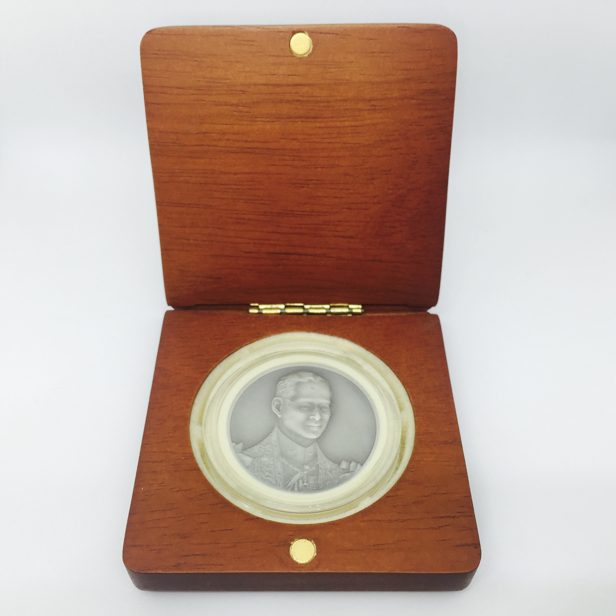 เหรียญในหลวง ที่ระลึกเปิดศาลรัฐธรรมนูญ จัดสร้างปี 2543 เนื้อเงินรมดำพร้องกล่องไม้บรรจุเดิมสวยงาม