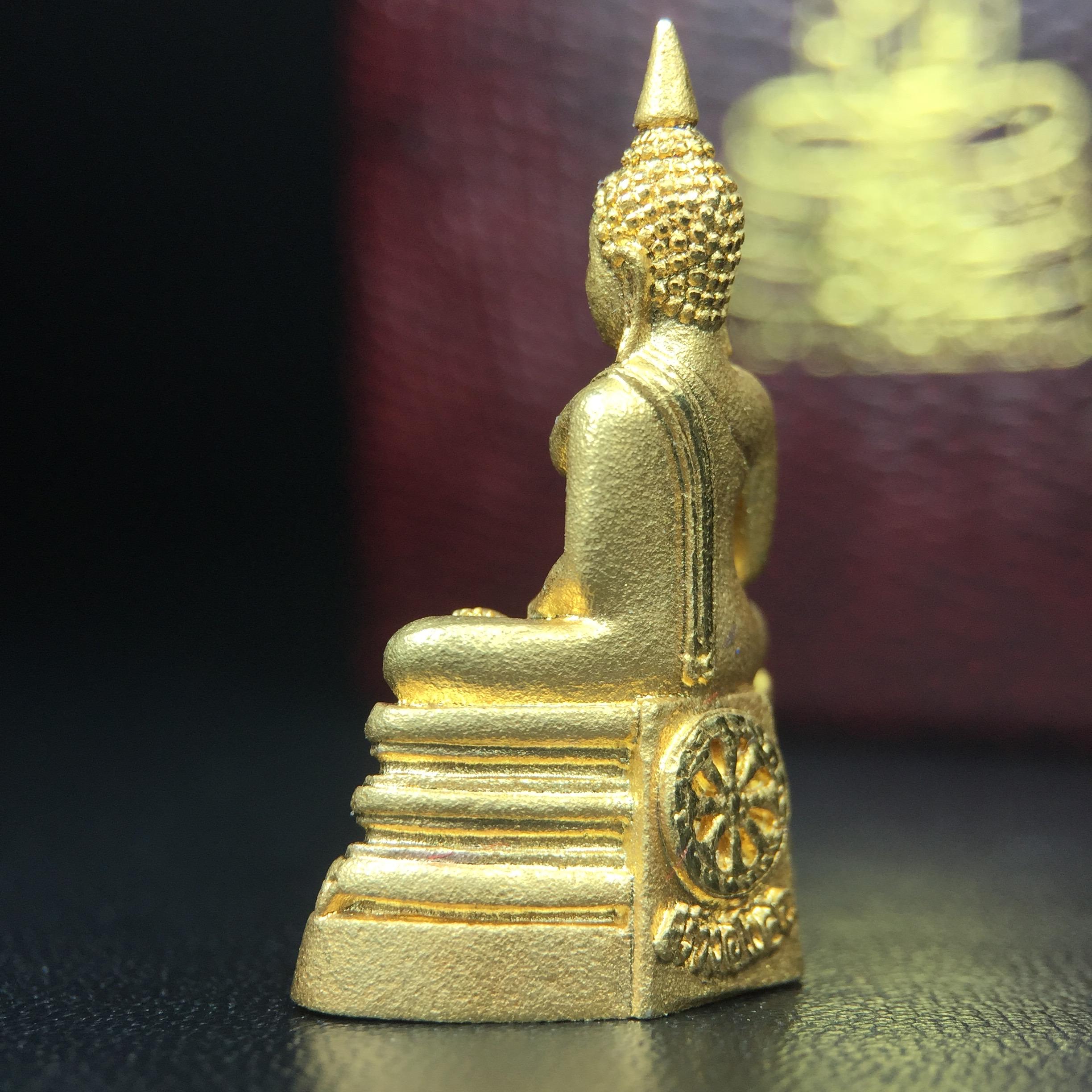 พระพุทธโสธร(หลวงพ่อโสธร) รุ่นสร้างอุโบสถ ปี2539 เนื้อเงิน(ชุบทองพ่นทรายขัดเงาบางส่วน สวยดุจทองคำ) ลอยองค์พิมพ์ใหญ่ สภาพสวยกล่องบรรจุเดิมครบสมบูรณ์(แบบนี้หายาก)(งานแพรนด้า จิวเวลรี่)สวยงดงาม