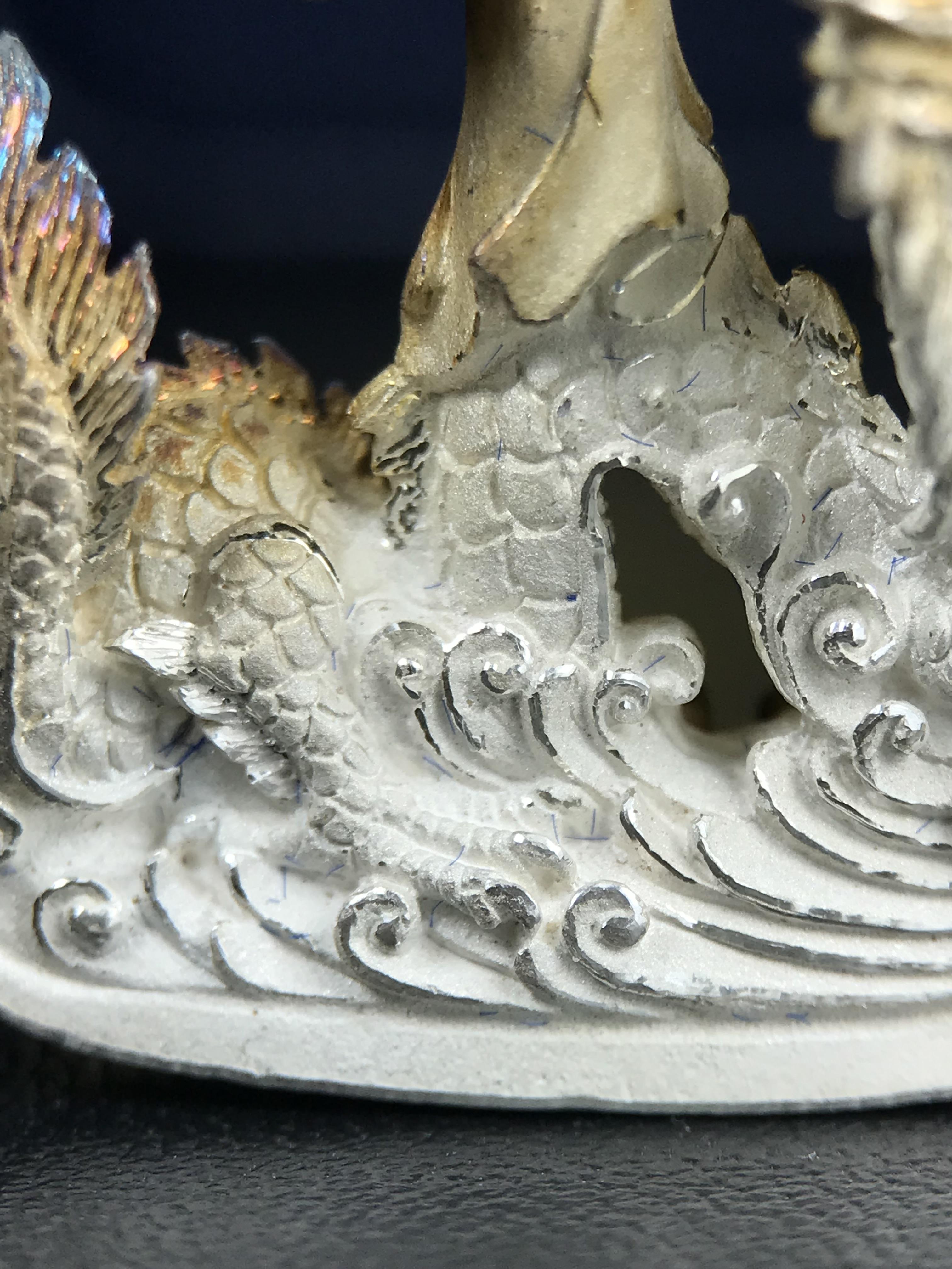 รูปหล่อลอยองค์พระโพธิสัตว์กวนอิม ทรงประทับมังกร จ.ระนอง ปี 2539 เนื้อเงิน พิมพ์ใหญ่(ผิวรุ้งไฟ)(สภาพผิวเดิมขึ้นสีรุ้งธรรมชาติสวยแบบนิยม)(เสน่ห์พระเนื้อเงินสีสันที่ธรรมชาติสรรค์สร้าง)เฉลิมฉลองในวโรกาสที่พระบาทสมเด็จพระเจ้าอยู่หัวทรงครองสิริราชสมบัติครบ50ปี