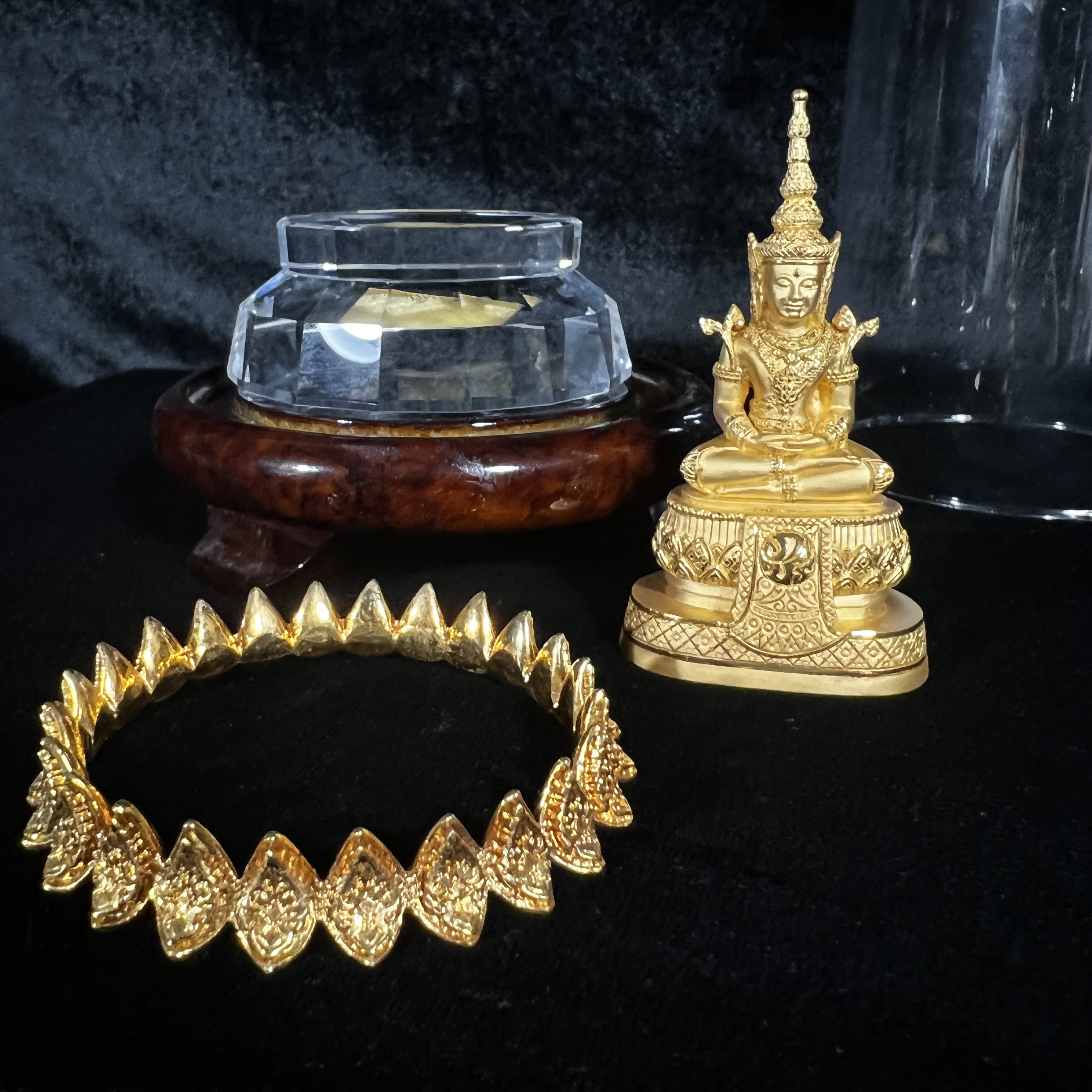 พระแก้วมรกต ภปร.(รุ่นแรก) ปี2545 รุ่นฉลองกรุงรัตนโกสินทร์ครบ 220 ปี หล่อลอยองค์ เนื้อทองคำบริสุทธิ์99.99% ขนาดบูชา 50*90 มม. พร้อมฐานวางครอบแก้วเดิม(สวยงามและหายากมาก)(1ใน1000องค์)