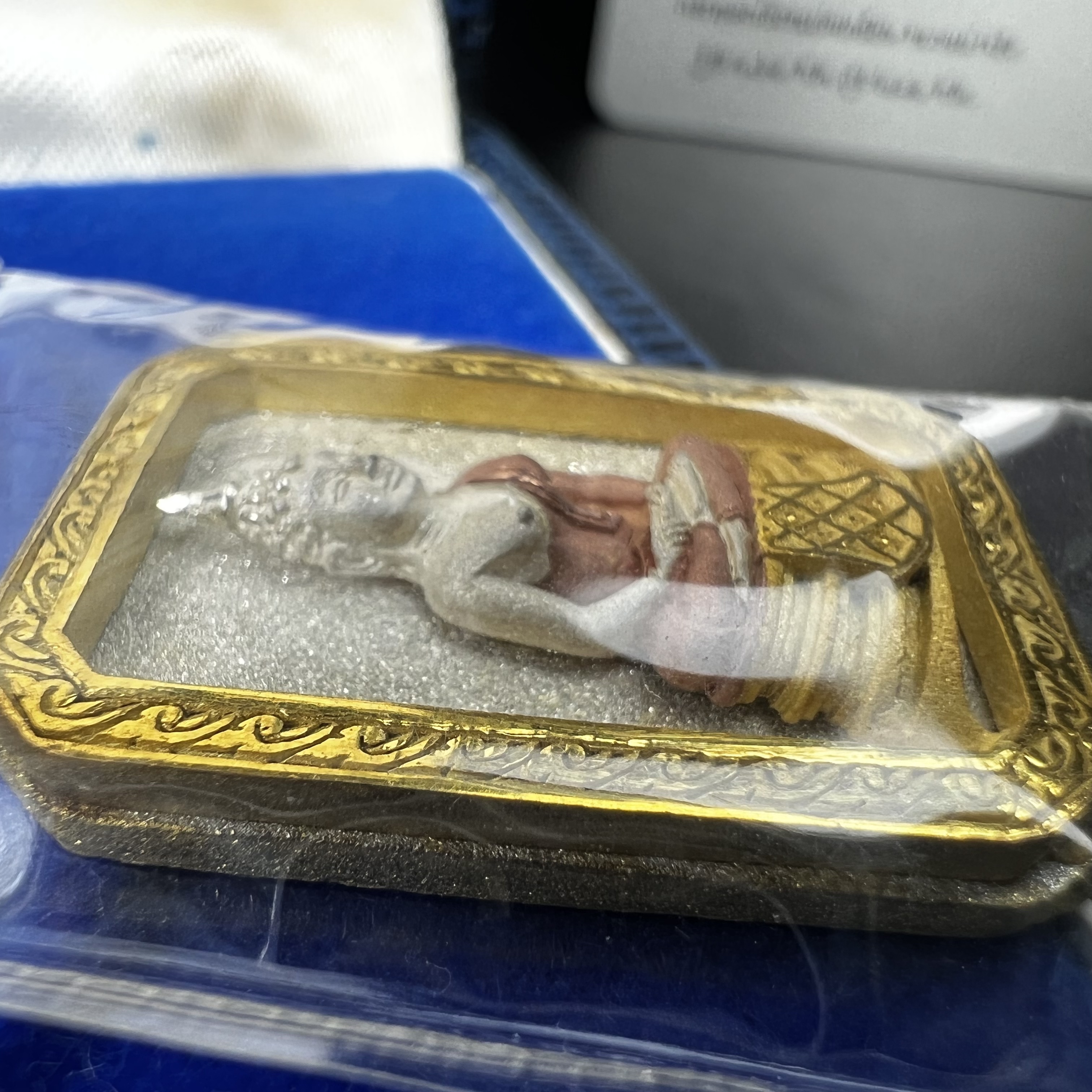 พระพุทธโสธร(หลวงพ่อโสธร) รุ่นสร้างอุโบสถ ปี2539 เนื้อเงินสามกษัตรย์ พิมพ์แปดเหลี่ยม(หายาก) สภาพสวยผิวเดิมซีนซองเดิมกล่องบรรจุการ์ดใบรับรองเดิมครบสมบูรณ์