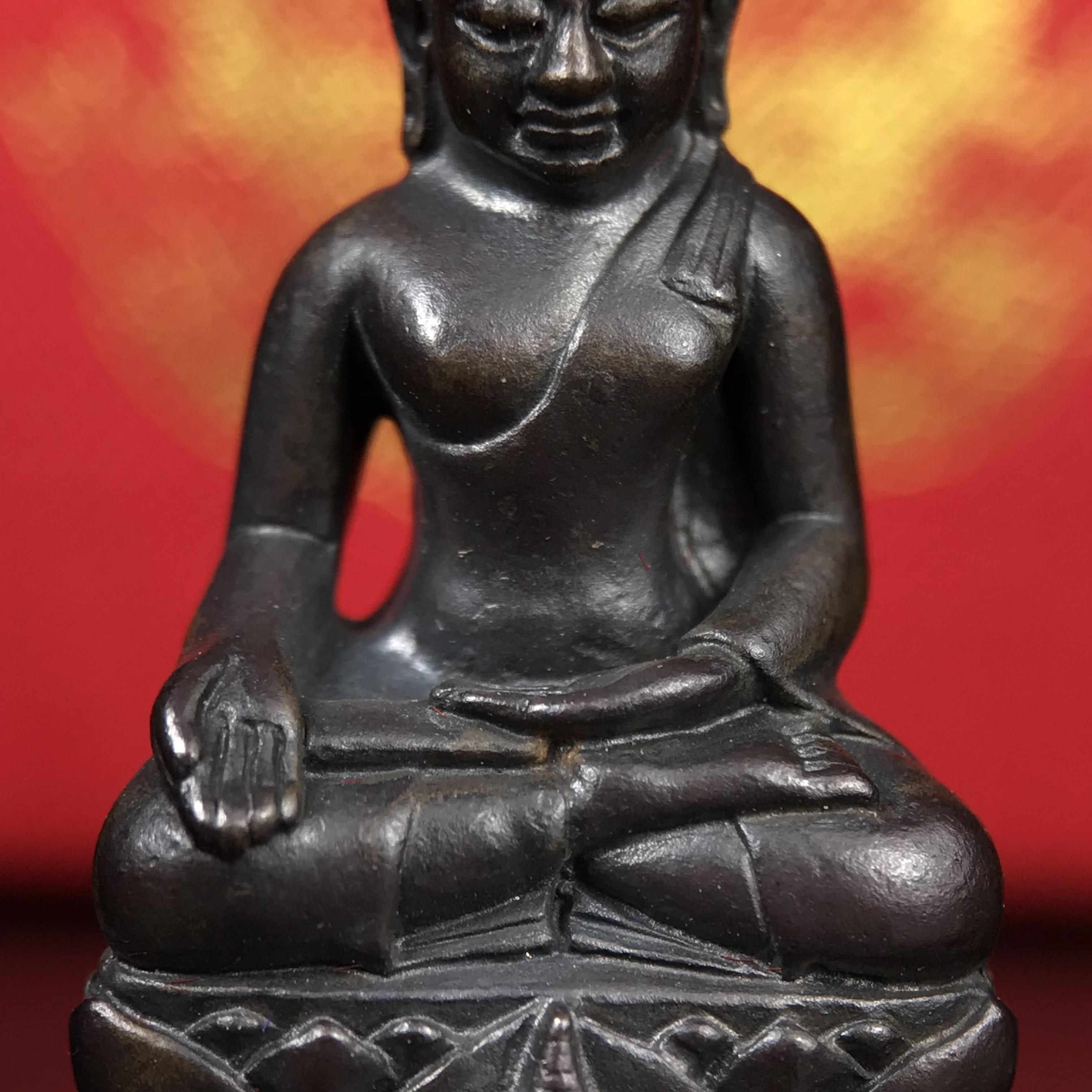 พระกริ่งไพรีพินาศ บรรจุเหล็กไหล ครั้งแรกและครั้งเดียวในประวัติศาสตร์ เฉลิมพระเกียรติ พระบาทสมเด็จพระเจ้าอยู่หัวรัชกาลที่9 พระชนมพรรษา 6 รอบ ปี2542 เนื้อนวโลหะผสมทองคำ(บรรจุเหล็กไหล)ดีนอก-ดีใน พิธีใหญ่ มวลสารเด่น (หายาก)