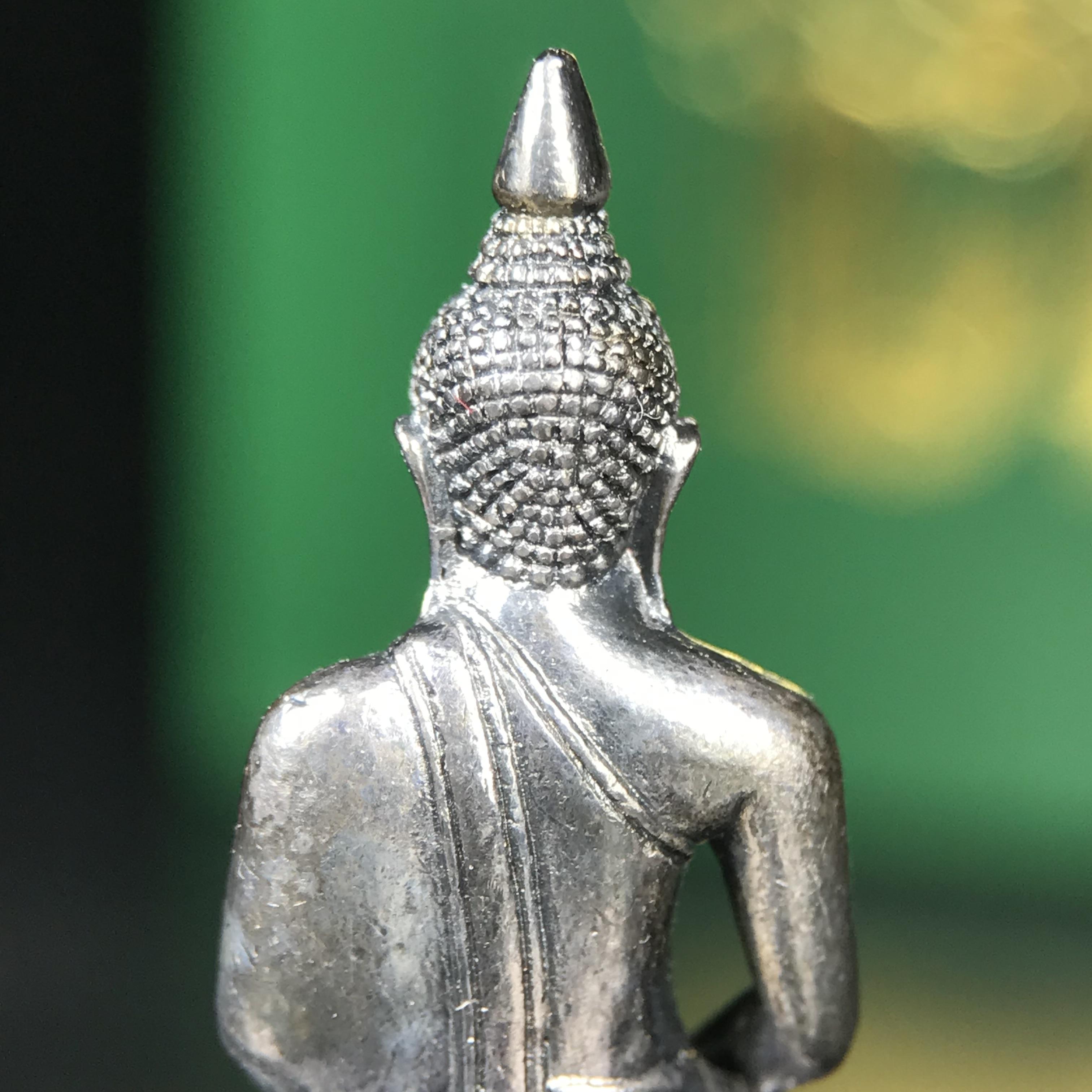 พระพุทธโสธร รุ่น กศก. 120 ปี เนื่องในโอกาสครบ 120 ปี กรมศุลกากร กระทรวงการคลัง จัดสร้าง ปี 2537 เนื้อเงินบริสุทธิ์ 99.9% ผิวขัดเงาลงดำ(เข้มขลัง)(งานบริษัท แพรนด้า จิวเวลรี่)สวยงดงาม ทรงคุณค่า