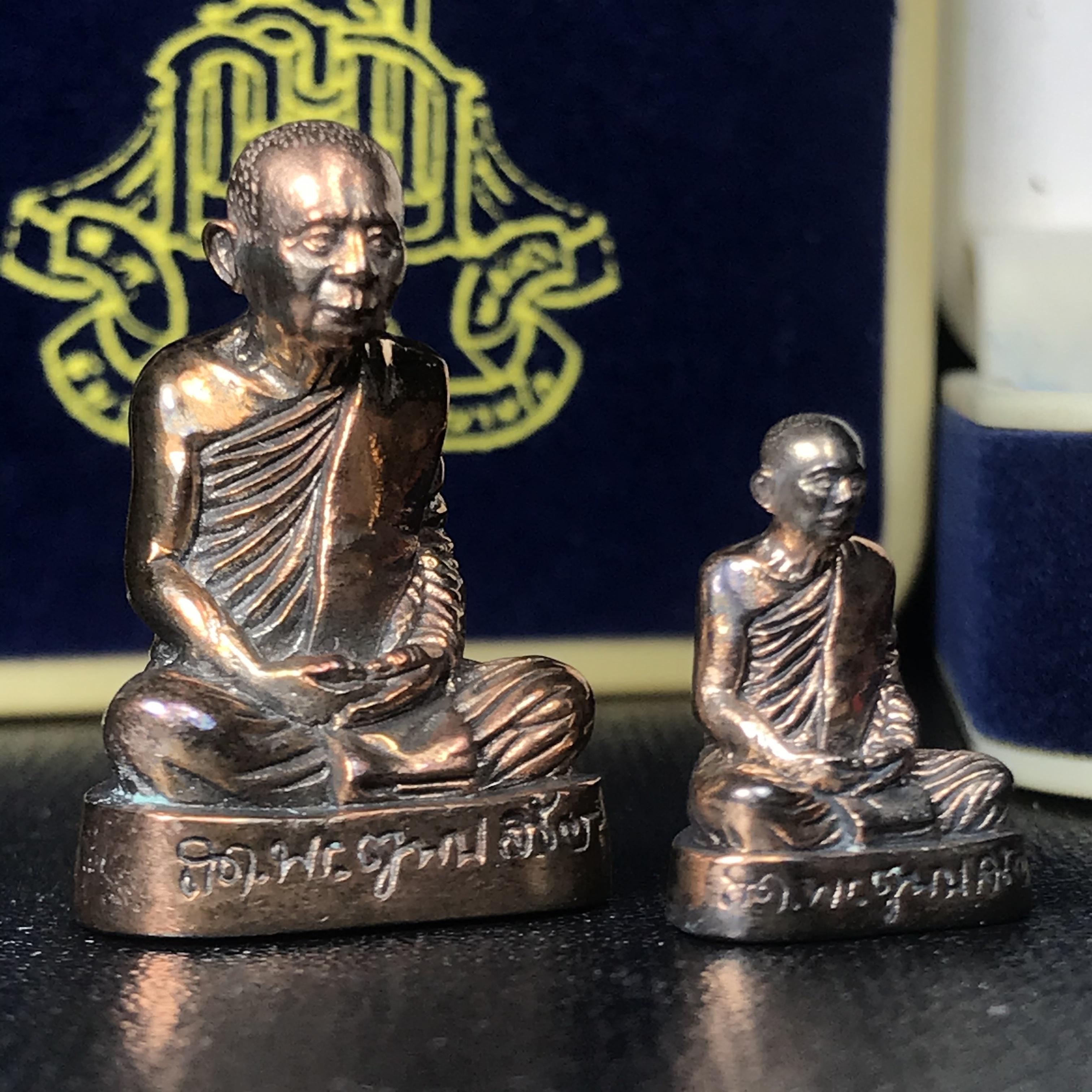 พระรูปเหมือนลอยองค์ สมเด็จพระสังฆราช วัดบวรนิเวศวิหาร รุ่น คชวัตร ปี2546 ที่ระลึกงานฉลองพระชนมายุ 90 พรรษา เนื้อนวโหละ (พิมพ์ใหญ่หน้าตัก 1.5ซม.+พิมพ์เล็กหน้าตัก1 ซม.)รวม1 ชุด 2 องค์