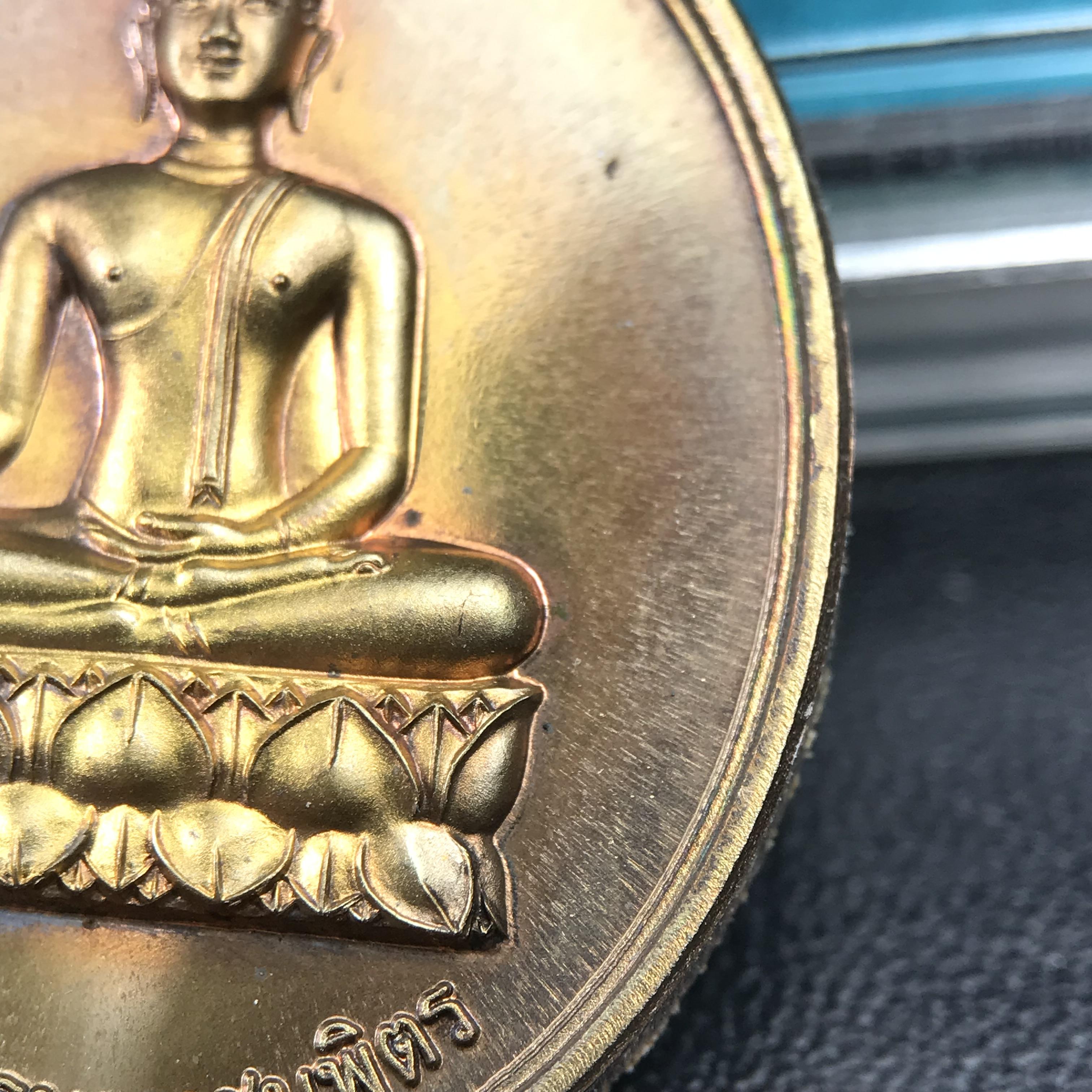 พระพุทธนวราชบพิตร ภปร. ที่ระลึก 7รอบ 84พรรษา ในหลวงรัชกาลที่ 9 วัดตรีทศเทพ จัดสร้าง พ.ศ. 2554 เหรียญเนื้อนวโลหะสภาพสวยกล่องเดิมครบ ตอกโค๊ตและหมายเลข ๓๑๑ (1 ใน 999 เหรียญ)หายากพบเจอน้อยมาก***นิมิตหมายแห่งคุณพระรัตนตรัย และความผูกพันระหว่างพระมหากษัตริย์กับ