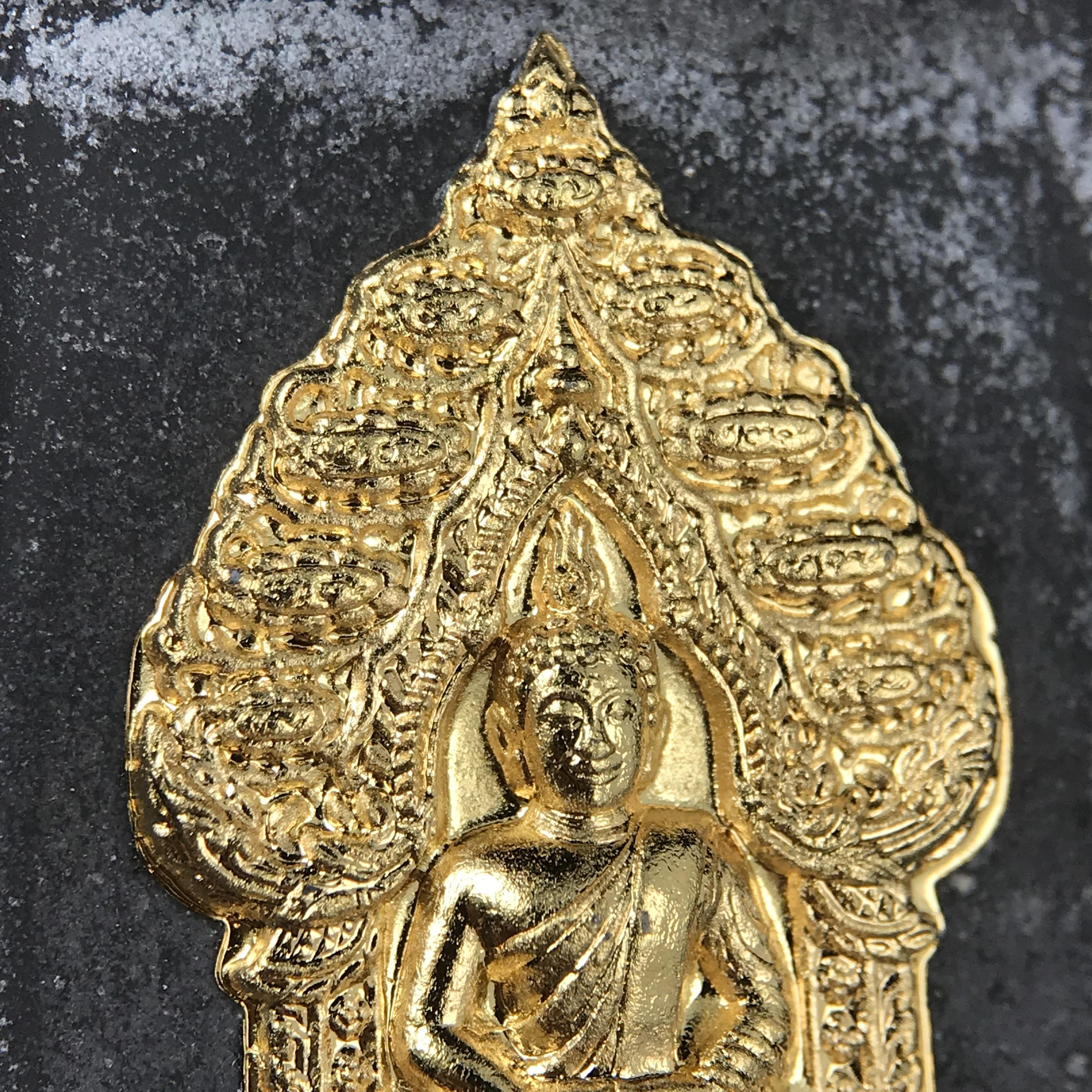 พระนิรันตรายสองกษัตริย์ มหาพุทธานุภาพแห่งแผ่นดิน ปี 2552 "พระผู้ปกป้องคุ้มครองจากภัยอันตรายทั้งปวง" พระผงพิมพ์สมเด็จหน้าปัดทอง สีดำด้านหลังฝังโลหะเงินชุบทอง เชิญอักษรพระปรมาภิไธยสองกษัตริย์(จปร.และ วปร.) พร้อมกล่องบรรจุเดิม องค์หมายเลข ๒๘๐